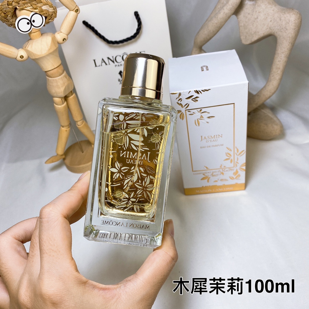 free shipping💰💰💰Lancome Palace Limited Edition Perfume Jasmins DEAU Fresh and Long-lasting Fragrance 100ml
Palace Perfume 85th Anniversary Limited Edition Perfume 100ml
The newly born jasmine is elegant and long-lasting,
Mixed with the sweetness of white peach, bergamot and plum blossom,
Warm and refreshing.
Mignonette jasmine
The fragrance of jasmine brings with it the tenderness of a slightly intoxicating rose, which makes me feel shy when I smell it.
Yes, green juice bottles sell not only the aroma but also the
It’s a beautiful dream, a wonderful journey
stories and memories. Every morning comes with warmth
The sunshine sprays the sultry fragrance between the wrists, raise your hand
Everything exudes charm and freshness. - Image 4
