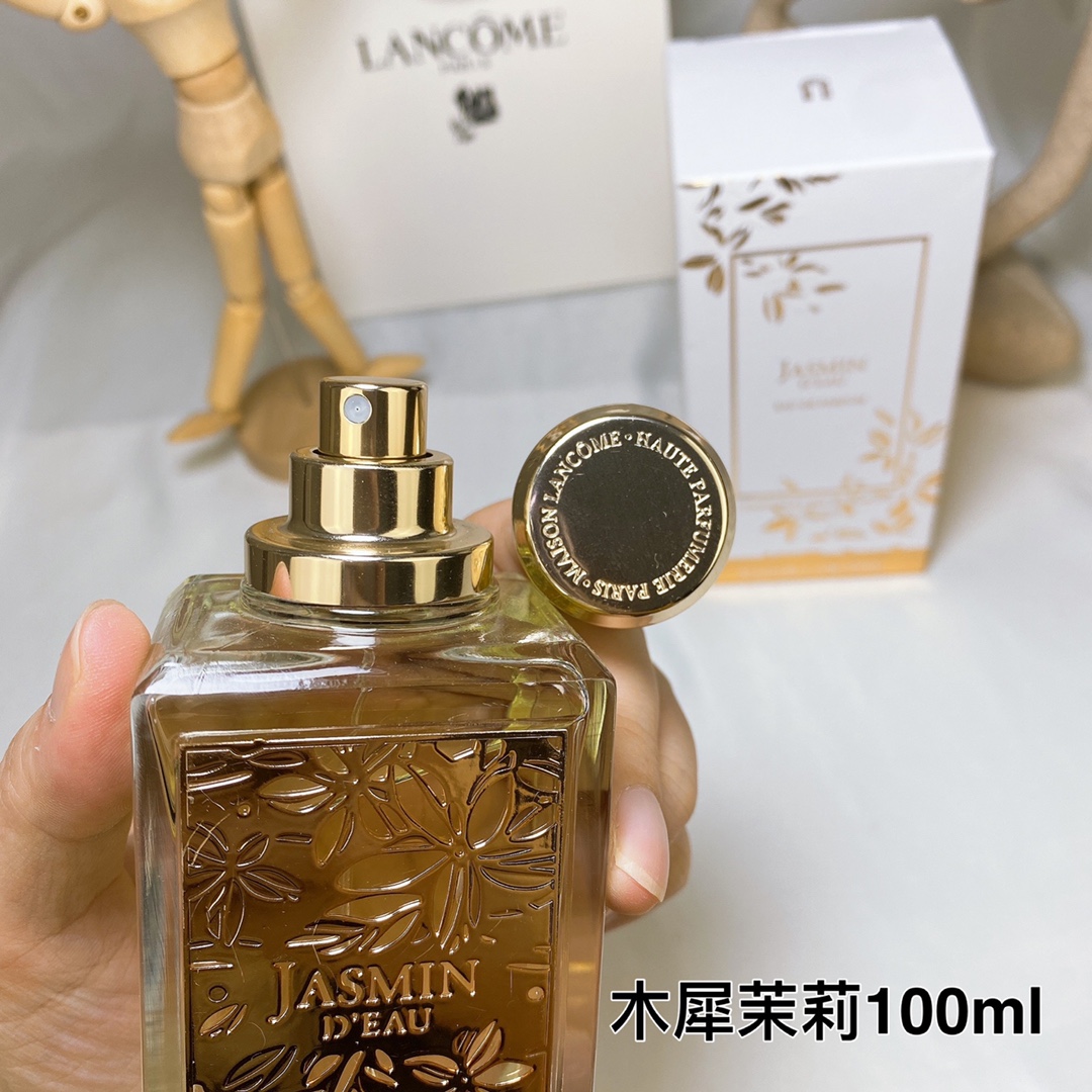 free shipping💰💰💰Lancome Palace Limited Edition Perfume Jasmins DEAU Fresh and Long-lasting Fragrance 100ml
Palace Perfume 85th Anniversary Limited Edition Perfume 100ml
The newly born jasmine is elegant and long-lasting,
Mixed with the sweetness of white peach, bergamot and plum blossom,
Warm and refreshing.
Mignonette jasmine
The fragrance of jasmine brings with it the tenderness of a slightly intoxicating rose, which makes me feel shy when I smell it.
Yes, green juice bottles sell not only the aroma but also the
It’s a beautiful dream, a wonderful journey
stories and memories. Every morning comes with warmth
The sunshine sprays the sultry fragrance between the wrists, raise your hand
Everything exudes charm and freshness. - Image 5