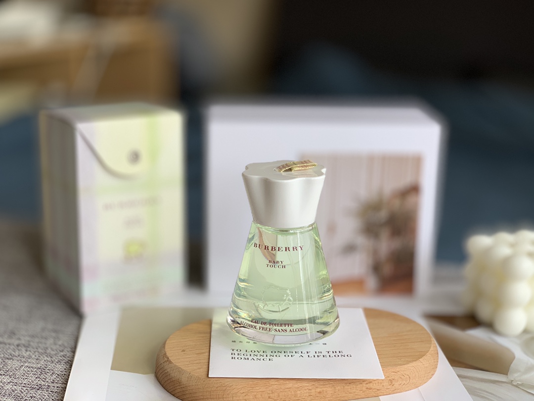 Quality
BURBERRY baby fragrance baby fragrance sheep fragrance baby touch 100ml
In order to be used by sensitive babies, a mild fragrance is used to avoid stimulating the baby's sense of smell. On the base design of the bottle, the thoughtful tumbler shaking design makes the perfume bottle full of childlike fun. In addition, there is a cute little sheep in the center of the bottle, and the carton packaging is presented in a button-like design.
A fresh and delicate fragrance, an eau de toilette specially formulated for mothers and babies: the fresh composition is composed of rhubarb, orange peel and tangerine, combined with gentle verbena and mint; cyclamen, orange blossom, lily of the valley and jasmine exude a warm floral middle note; soft moss, sweet vanilla and milk create a soothing and soothing base note.