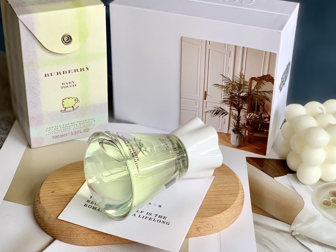 Quality
BURBERRY baby fragrance baby fragrance sheep fragrance baby touch 100ml
In order to be used by sensitive babies, a mild fragrance is used to avoid stimulating the baby's sense of smell. On the base design of the bottle, the thoughtful tumbler shaking design makes the perfume bottle full of childlike fun. In addition, there is a cute little sheep in the center of the bottle, and the carton packaging is presented in a button-like design.
A fresh and delicate fragrance, an eau de toilette specially formulated for mothers and babies: the fresh composition is composed of rhubarb, orange peel and tangerine, combined with gentle verbena and mint; cyclamen, orange blossom, lily of the valley and jasmine exude a warm floral middle note; soft moss, sweet vanilla and milk create a soothing and soothing base note. - Image 2