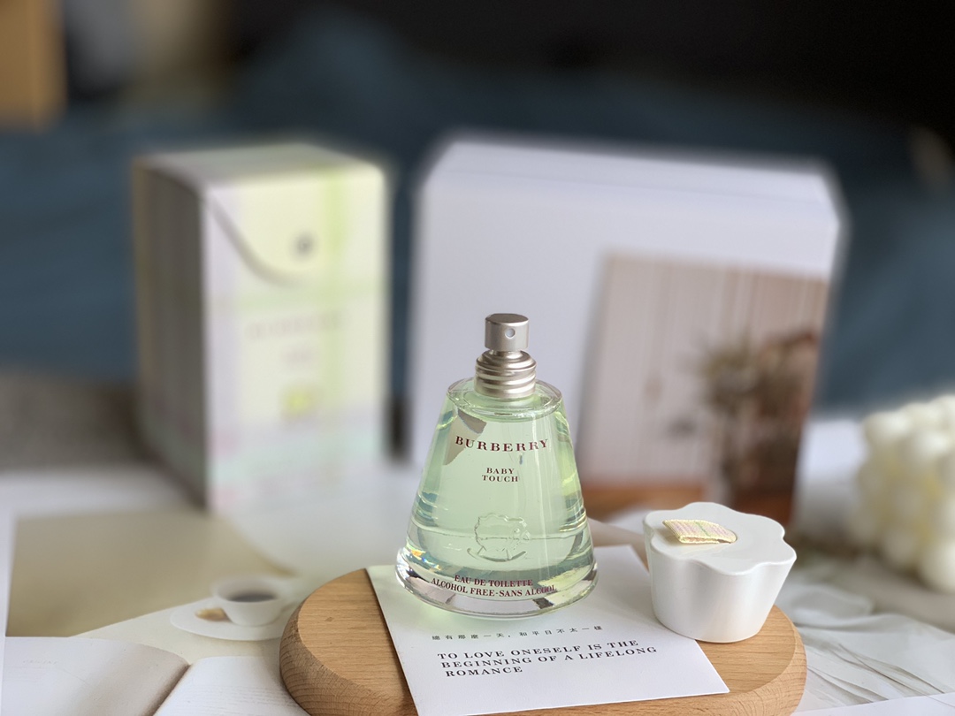 Quality
BURBERRY baby fragrance baby fragrance sheep fragrance baby touch 100ml
In order to be used by sensitive babies, a mild fragrance is used to avoid stimulating the baby's sense of smell. On the base design of the bottle, the thoughtful tumbler shaking design makes the perfume bottle full of childlike fun. In addition, there is a cute little sheep in the center of the bottle, and the carton packaging is presented in a button-like design.
A fresh and delicate fragrance, an eau de toilette specially formulated for mothers and babies: the fresh composition is composed of rhubarb, orange peel and tangerine, combined with gentle verbena and mint; cyclamen, orange blossom, lily of the valley and jasmine exude a warm floral middle note; soft moss, sweet vanilla and milk create a soothing and soothing base note. - Image 3