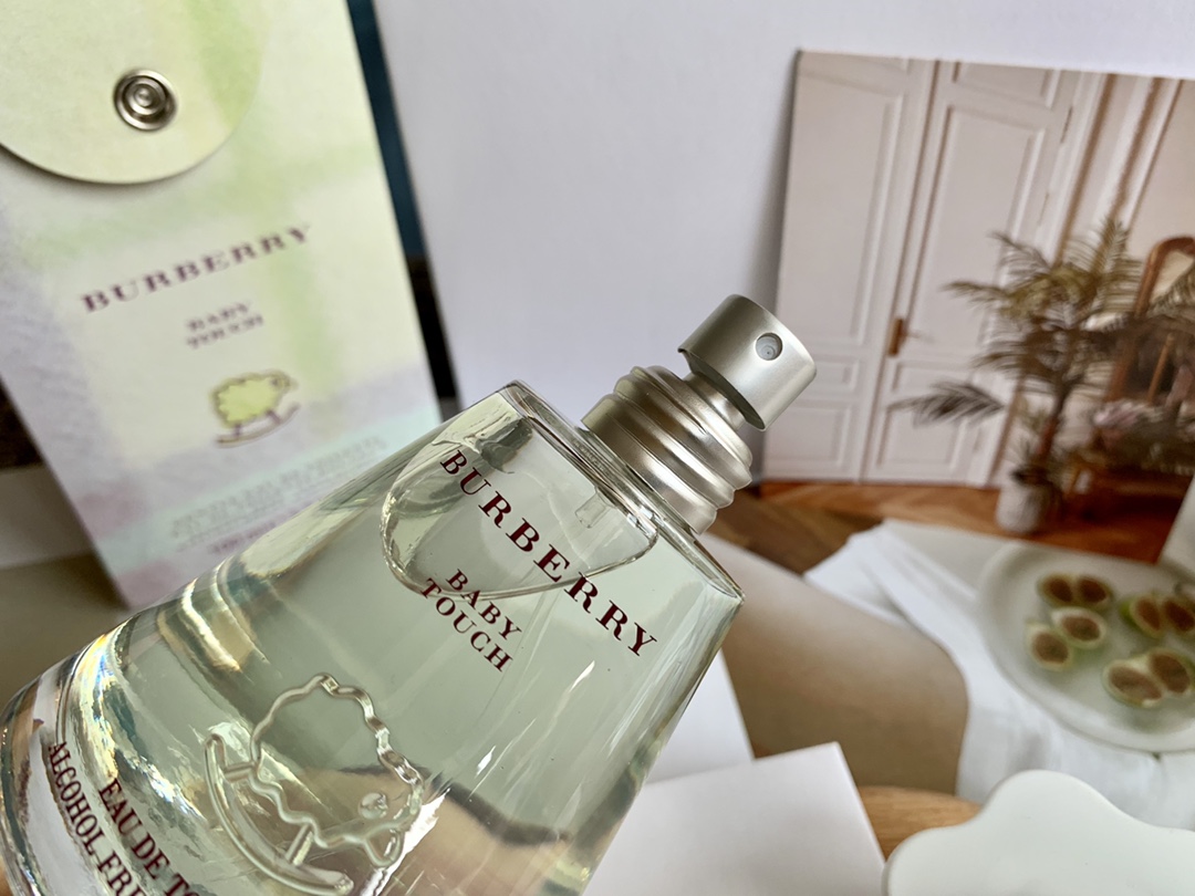 Quality
BURBERRY baby fragrance baby fragrance sheep fragrance baby touch 100ml
In order to be used by sensitive babies, a mild fragrance is used to avoid stimulating the baby's sense of smell. On the base design of the bottle, the thoughtful tumbler shaking design makes the perfume bottle full of childlike fun. In addition, there is a cute little sheep in the center of the bottle, and the carton packaging is presented in a button-like design.
A fresh and delicate fragrance, an eau de toilette specially formulated for mothers and babies: the fresh composition is composed of rhubarb, orange peel and tangerine, combined with gentle verbena and mint; cyclamen, orange blossom, lily of the valley and jasmine exude a warm floral middle note; soft moss, sweet vanilla and milk create a soothing and soothing base note. - Image 4