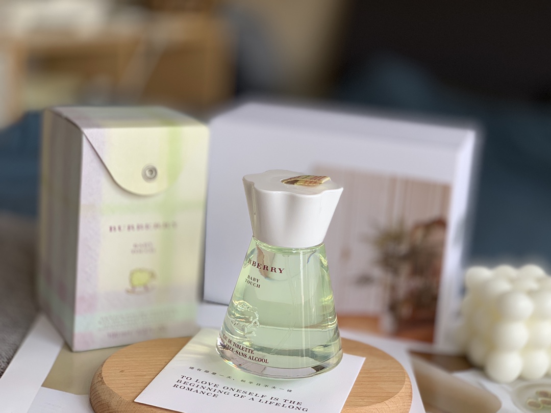 Quality
BURBERRY baby fragrance baby fragrance sheep fragrance baby touch 100ml
In order to be used by sensitive babies, a mild fragrance is used to avoid stimulating the baby's sense of smell. On the base design of the bottle, the thoughtful tumbler shaking design makes the perfume bottle full of childlike fun. In addition, there is a cute little sheep in the center of the bottle, and the carton packaging is presented in a button-like design.
A fresh and delicate fragrance, an eau de toilette specially formulated for mothers and babies: the fresh composition is composed of rhubarb, orange peel and tangerine, combined with gentle verbena and mint; cyclamen, orange blossom, lily of the valley and jasmine exude a warm floral middle note; soft moss, sweet vanilla and milk create a soothing and soothing base note. - Image 5