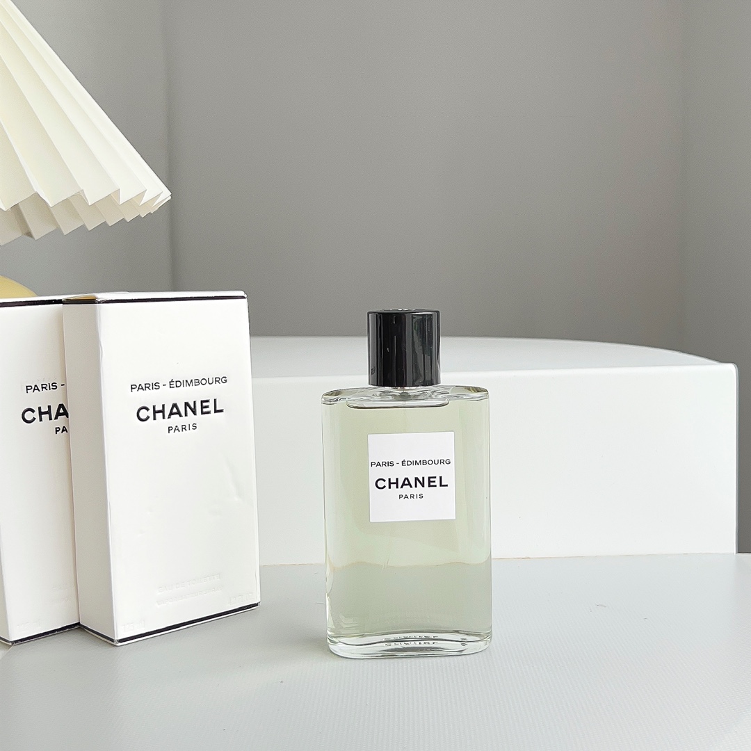 Original order quality
Chanel Paris-Edinburgh – Ever heard of herbal ointment? |||★★★
It’s hard to say the level of Chanel perfume. Olivier Polge is a genius...
◇
Fragrance: Woody Fragrance
Top notes: lemon bergamot
Middle notes: juniper cypress
Base notes: cedar, vetiver
Properties: Neutral fragrance
Perfumer: Olivier Polge
◇
The Chanel Eau de Chanel series has a new product added this year, which is Paris-Édimbourg Paris-Edinburgh to be reviewed today. Before talking about perfume, let’s talk about Edinburgh’s relationship with Ms. Chanel. The following content is excerpted from the official website:
In 1924, Gabrielle Chanel met and fell in love with the Duke of Westminster, and the two dated until 1930. Compared with the glitz and hustle and bustle of upper class society, Gabrielle Chanel lingered more in his mansion in the Scottish Highlands and the magnificent scenery of lakes and mountains in the countryside.
◇
It should be said that this time Paris-Edinburgh smells different from the previous four works. After applying it, I was immediately surrounded by the smell of wood. Is the Duke of Westminster's mansion built in a forest? Maybe this is the nobility. The hint of lemony citrus is really not enough, and then it jumps directly to the overwhelming wood smell, specifically cypress and cedar. The scent of the former gives me a somewhat spicy and majestic scent, while the latter has a regular soft and sweet woody scent, nothing surprising. However, due to the presence of juniper berries, the scent turns sharply cooler and smells a bit like Thailand's specialty green herbal ointment...
◇
The fragrance lasts 5-7 hours, which is average. To be honest, Olivier Polge may have never smelled herbal ointment, but for me who had just been bitten by a mosquito, the smell was too much, too dramatic... Let alone vetiver, the influence of juniper berries is the same as that of continuous snowy days, and the original rich and warm woody fragrance of vetiver has become cold. Overall, this work is at the threshold of maintaining Chanel's standards, provided you don't know anything about herbal ointments. I guess that this change in the style of Chanel Eau de Chanel is to cater to male users. Whether it is the spices used or the characteristics of the fragrance, all the signs revealed make this fragrance more oriented towards men.
