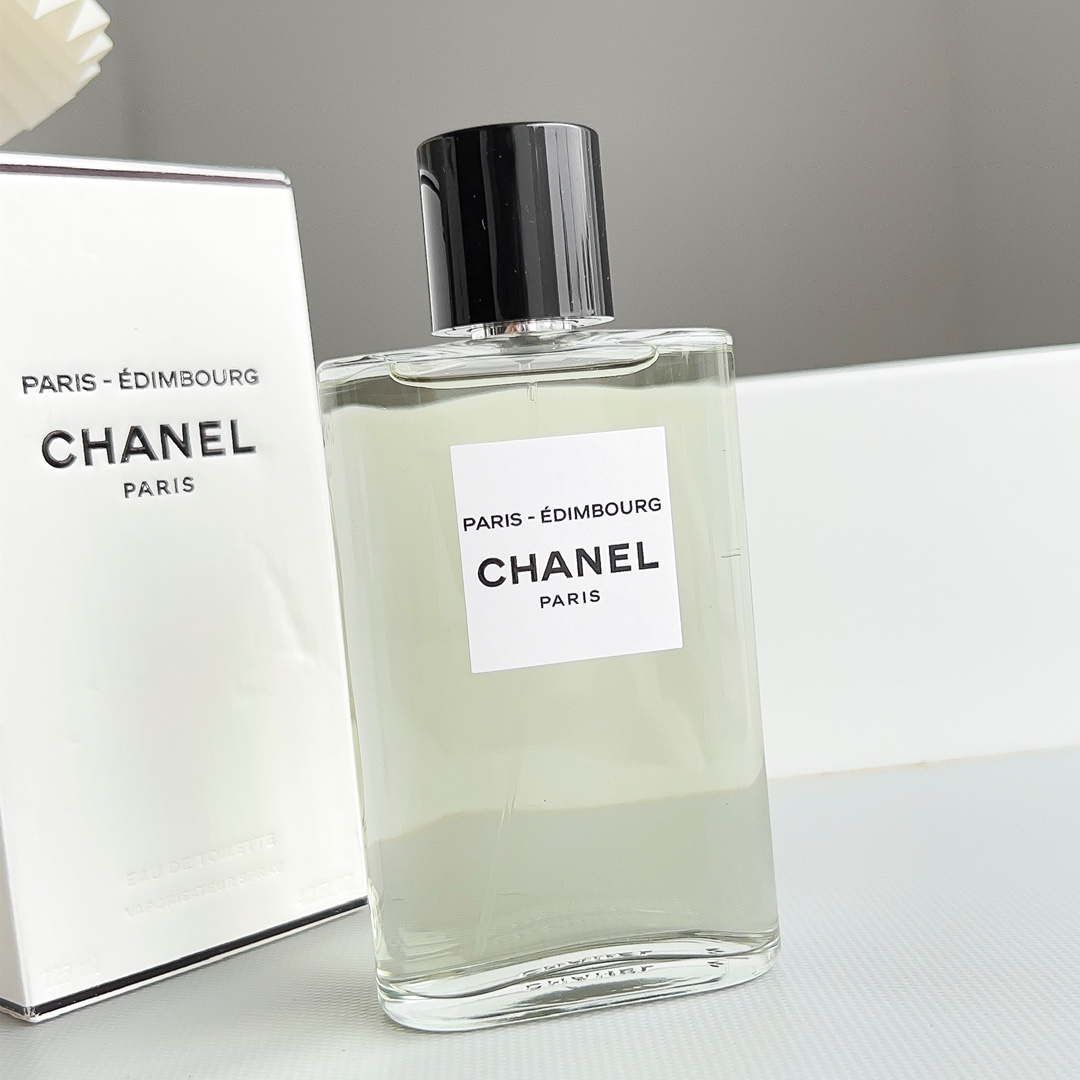 Original order quality
Chanel Paris-Edinburgh – Ever heard of herbal ointment? |||★★★
It’s hard to say the level of Chanel perfume. Olivier Polge is a genius...
◇
Fragrance: Woody Fragrance
Top notes: lemon bergamot
Middle notes: juniper cypress
Base notes: cedar, vetiver
Properties: Neutral fragrance
Perfumer: Olivier Polge
◇
The Chanel Eau de Chanel series has a new product added this year, which is Paris-Édimbourg Paris-Edinburgh to be reviewed today. Before talking about perfume, let’s talk about Edinburgh’s relationship with Ms. Chanel. The following content is excerpted from the official website:
In 1924, Gabrielle Chanel met and fell in love with the Duke of Westminster, and the two dated until 1930. Compared with the glitz and hustle and bustle of upper class society, Gabrielle Chanel lingered more in his mansion in the Scottish Highlands and the magnificent scenery of lakes and mountains in the countryside.
◇
It should be said that this time Paris-Edinburgh smells different from the previous four works. After applying it, I was immediately surrounded by the smell of wood. Is the Duke of Westminster's mansion built in a forest? Maybe this is the nobility. The hint of lemony citrus is really not enough, and then it jumps directly to the overwhelming wood smell, specifically cypress and cedar. The scent of the former gives me a somewhat spicy and majestic scent, while the latter has a regular soft and sweet woody scent, nothing surprising. However, due to the presence of juniper berries, the scent turns sharply cooler and smells a bit like Thailand's specialty green herbal ointment...
◇
The fragrance lasts 5-7 hours, which is average. To be honest, Olivier Polge may have never smelled herbal ointment, but for me who had just been bitten by a mosquito, the smell was too much, too dramatic... Let alone vetiver, the influence of juniper berries is the same as that of continuous snowy days, and the original rich and warm woody fragrance of vetiver has become cold. Overall, this work is at the threshold of maintaining Chanel's standards, provided you don't know anything about herbal ointments. I guess that this change in the style of Chanel Eau de Chanel is to cater to male users. Whether it is the spices used or the characteristics of the fragrance, all the signs revealed make this fragrance more oriented towards men. - Image 2