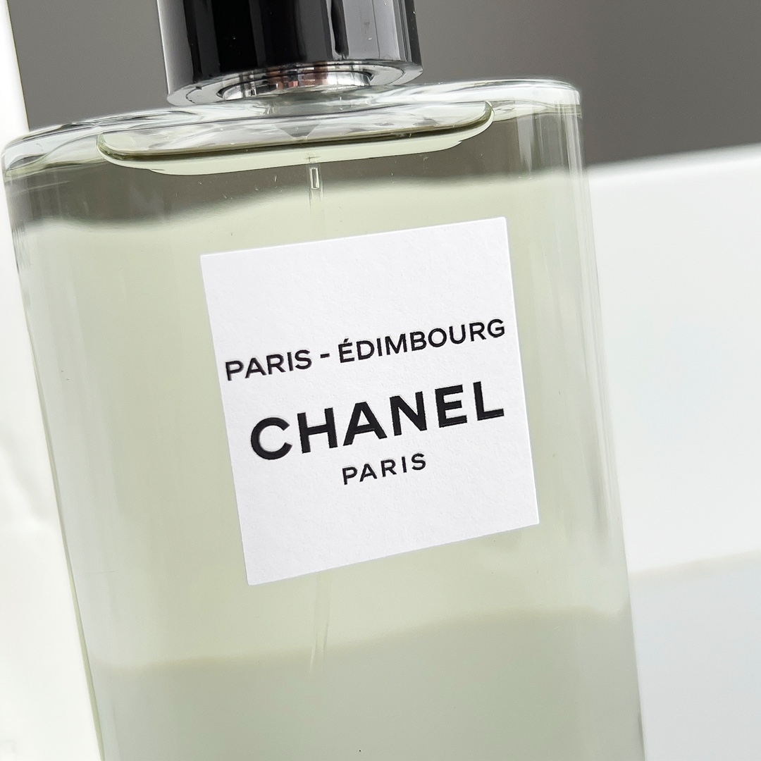 Original order quality
Chanel Paris-Edinburgh – Ever heard of herbal ointment? |||★★★
It’s hard to say the level of Chanel perfume. Olivier Polge is a genius...
◇
Fragrance: Woody Fragrance
Top notes: lemon bergamot
Middle notes: juniper cypress
Base notes: cedar, vetiver
Properties: Neutral fragrance
Perfumer: Olivier Polge
◇
The Chanel Eau de Chanel series has a new product added this year, which is Paris-Édimbourg Paris-Edinburgh to be reviewed today. Before talking about perfume, let’s talk about Edinburgh’s relationship with Ms. Chanel. The following content is excerpted from the official website:
In 1924, Gabrielle Chanel met and fell in love with the Duke of Westminster, and the two dated until 1930. Compared with the glitz and hustle and bustle of upper class society, Gabrielle Chanel lingered more in his mansion in the Scottish Highlands and the magnificent scenery of lakes and mountains in the countryside.
◇
It should be said that this time Paris-Edinburgh smells different from the previous four works. After applying it, I was immediately surrounded by the smell of wood. Is the Duke of Westminster's mansion built in a forest? Maybe this is the nobility. The hint of lemony citrus is really not enough, and then it jumps directly to the overwhelming wood smell, specifically cypress and cedar. The scent of the former gives me a somewhat spicy and majestic scent, while the latter has a regular soft and sweet woody scent, nothing surprising. However, due to the presence of juniper berries, the scent turns sharply cooler and smells a bit like Thailand's specialty green herbal ointment...
◇
The fragrance lasts 5-7 hours, which is average. To be honest, Olivier Polge may have never smelled herbal ointment, but for me who had just been bitten by a mosquito, the smell was too much, too dramatic... Let alone vetiver, the influence of juniper berries is the same as that of continuous snowy days, and the original rich and warm woody fragrance of vetiver has become cold. Overall, this work is at the threshold of maintaining Chanel's standards, provided you don't know anything about herbal ointments. I guess that this change in the style of Chanel Eau de Chanel is to cater to male users. Whether it is the spices used or the characteristics of the fragrance, all the signs revealed make this fragrance more oriented towards men. - Image 3