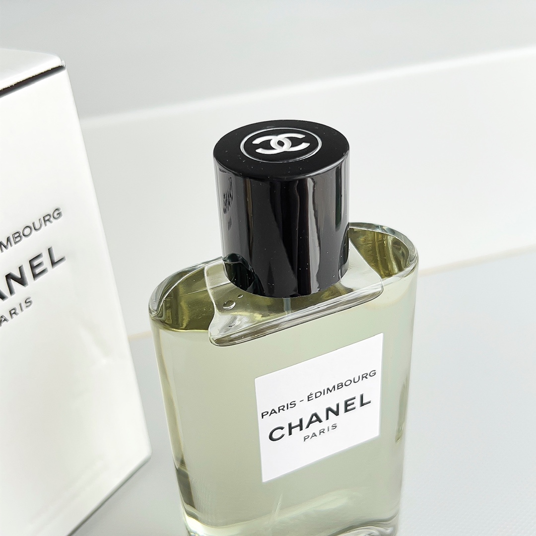 Original order quality
Chanel Paris-Edinburgh – Ever heard of herbal ointment? |||★★★
It’s hard to say the level of Chanel perfume. Olivier Polge is a genius...
◇
Fragrance: Woody Fragrance
Top notes: lemon bergamot
Middle notes: juniper cypress
Base notes: cedar, vetiver
Properties: Neutral fragrance
Perfumer: Olivier Polge
◇
The Chanel Eau de Chanel series has a new product added this year, which is Paris-Édimbourg Paris-Edinburgh to be reviewed today. Before talking about perfume, let’s talk about Edinburgh’s relationship with Ms. Chanel. The following content is excerpted from the official website:
In 1924, Gabrielle Chanel met and fell in love with the Duke of Westminster, and the two dated until 1930. Compared with the glitz and hustle and bustle of upper class society, Gabrielle Chanel lingered more in his mansion in the Scottish Highlands and the magnificent scenery of lakes and mountains in the countryside.
◇
It should be said that this time Paris-Edinburgh smells different from the previous four works. After applying it, I was immediately surrounded by the smell of wood. Is the Duke of Westminster's mansion built in a forest? Maybe this is the nobility. The hint of lemony citrus is really not enough, and then it jumps directly to the overwhelming wood smell, specifically cypress and cedar. The scent of the former gives me a somewhat spicy and majestic scent, while the latter has a regular soft and sweet woody scent, nothing surprising. However, due to the presence of juniper berries, the scent turns sharply cooler and smells a bit like Thailand's specialty green herbal ointment...
◇
The fragrance lasts 5-7 hours, which is average. To be honest, Olivier Polge may have never smelled herbal ointment, but for me who had just been bitten by a mosquito, the smell was too much, too dramatic... Let alone vetiver, the influence of juniper berries is the same as that of continuous snowy days, and the original rich and warm woody fragrance of vetiver has become cold. Overall, this work is at the threshold of maintaining Chanel's standards, provided you don't know anything about herbal ointments. I guess that this change in the style of Chanel Eau de Chanel is to cater to male users. Whether it is the spices used or the characteristics of the fragrance, all the signs revealed make this fragrance more oriented towards men. - Image 4