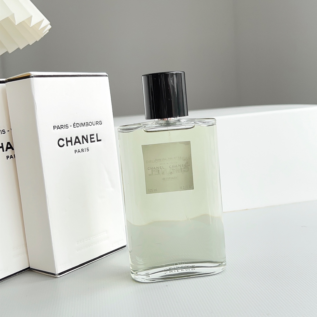 Original order quality
Chanel Paris-Edinburgh – Ever heard of herbal ointment? |||★★★
It’s hard to say the level of Chanel perfume. Olivier Polge is a genius...
◇
Fragrance: Woody Fragrance
Top notes: lemon bergamot
Middle notes: juniper cypress
Base notes: cedar, vetiver
Properties: Neutral fragrance
Perfumer: Olivier Polge
◇
The Chanel Eau de Chanel series has a new product added this year, which is Paris-Édimbourg Paris-Edinburgh to be reviewed today. Before talking about perfume, let’s talk about Edinburgh’s relationship with Ms. Chanel. The following content is excerpted from the official website:
In 1924, Gabrielle Chanel met and fell in love with the Duke of Westminster, and the two dated until 1930. Compared with the glitz and hustle and bustle of upper class society, Gabrielle Chanel lingered more in his mansion in the Scottish Highlands and the magnificent scenery of lakes and mountains in the countryside.
◇
It should be said that this time Paris-Edinburgh smells different from the previous four works. After applying it, I was immediately surrounded by the smell of wood. Is the Duke of Westminster's mansion built in a forest? Maybe this is the nobility. The hint of lemony citrus is really not enough, and then it jumps directly to the overwhelming wood smell, specifically cypress and cedar. The scent of the former gives me a somewhat spicy and majestic scent, while the latter has a regular soft and sweet woody scent, nothing surprising. However, due to the presence of juniper berries, the scent turns sharply cooler and smells a bit like Thailand's specialty green herbal ointment...
◇
The fragrance lasts 5-7 hours, which is average. To be honest, Olivier Polge may have never smelled herbal ointment, but for me who had just been bitten by a mosquito, the smell was too much, too dramatic... Let alone vetiver, the influence of juniper berries is the same as that of continuous snowy days, and the original rich and warm woody fragrance of vetiver has become cold. Overall, this work is at the threshold of maintaining Chanel's standards, provided you don't know anything about herbal ointments. I guess that this change in the style of Chanel Eau de Chanel is to cater to male users. Whether it is the spices used or the characteristics of the fragrance, all the signs revealed make this fragrance more oriented towards men. - Image 5