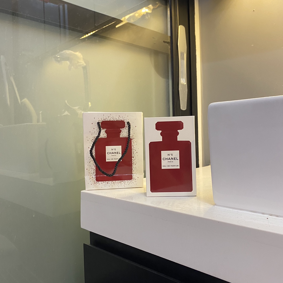 Original order quality
Chanel Christmas limited edition perfume 100ml, rich fragrance🎄Limited to 2500 bottles worldwide! Being different makes you stand out. A red bottle is given to a beautiful woman, and a beautiful woman comes home with her arms👍Monroe said: I only wear No. 5 to bed. And now the limited edition Christmas red bottle is out on the 5th‼ The red N5 perfume has been sold to everyone 😔 If she is a loyal fan of Xiaoxiang’s family, then please accept this limited edition bottle of perfume for her.
