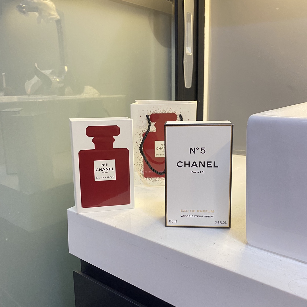 Original order quality
Chanel Christmas limited edition perfume 100ml, rich fragrance🎄Limited to 2500 bottles worldwide! Being different makes you stand out. A red bottle is given to a beautiful woman, and a beautiful woman comes home with her arms👍Monroe said: I only wear No. 5 to bed. And now the limited edition Christmas red bottle is out on the 5th‼ The red N5 perfume has been sold to everyone 😔 If she is a loyal fan of Xiaoxiang’s family, then please accept this limited edition bottle of perfume for her. - Image 2