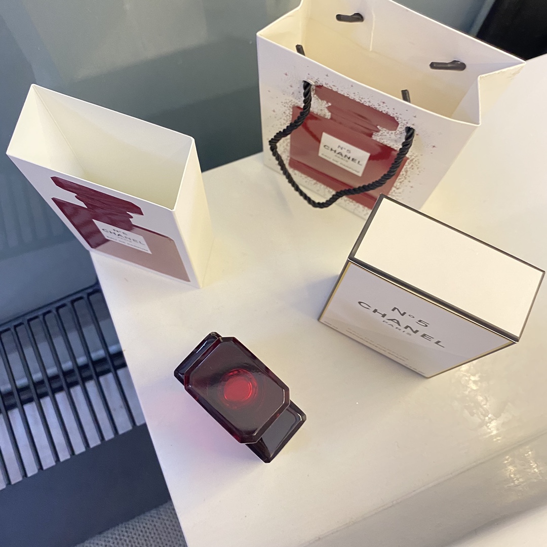 Original order quality
Chanel Christmas limited edition perfume 100ml, rich fragrance🎄Limited to 2500 bottles worldwide! Being different makes you stand out. A red bottle is given to a beautiful woman, and a beautiful woman comes home with her arms👍Monroe said: I only wear No. 5 to bed. And now the limited edition Christmas red bottle is out on the 5th‼ The red N5 perfume has been sold to everyone 😔 If she is a loyal fan of Xiaoxiang’s family, then please accept this limited edition bottle of perfume for her. - Image 4