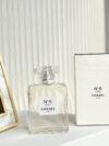 Original single perfume
Chanel No. 5 LEau, women's eau de toilette, year of launch: 2016 Fragrance: aldehyde floral fragrance top note: lemon, orange, orange, neroli aldehyde middle note: rose, jasmine, ylang-ylang base note: cedar musk attributes: female fragrance perfumer: Olivier Polge This is a brand new perfume LEAU, which means water in French, giving people a soft, comfortable and fresh feeling. This bottle of perfume has three different levels: fresh and fruity, simple and light floral, plus soft and sweet vanilla. The opening note is fresh, energetic and light Sicilian orange fruity scent, the middle note is low-key, sensual, elegant, soft and light ylang-ylang, and finally, the longest lasting base note is delicate, sweet, soft and pink vanilla and pink white musk. It gives people a very comfortable fragrance after spraying it...