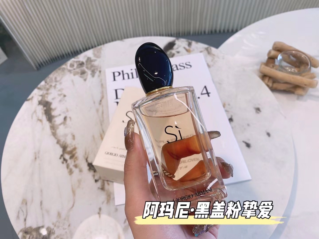 Original order quality
🍃Armani Classic Si Love 100ml
It’s not unreasonable for Cate Blanchett to endorse Si
Elegance, tenacity, and independence are the concepts that Armani wants to convey through perfume.
Showed by her without reservation
👉Fragrance: floral glycosides and moss
👉Top notes: blackcurrant, orange, pear, neroli
👉Middle notes: freesia, rose, mango, jasmine, osmanthus, strawberry
👉Base note: patchouli, musk, vanilla, amber, woody fragrance
Sweet and sour in the front and middle notes, full of fruity aroma
I think it can be described directly by the singing of birds and the fragrance of flowers.
What impressed me most was the pear and May rose, which are even in this fragrance.
The rarely mentioned jasmine
The base notes are designed for a moderate woody aroma, with a hint of vanilla milky flavor.
It's not monotonous
The sourness of blackcurrant runs through the whole thing, and you can feel the plum candy in everyone’s mouth
It really reminds me that I am the protagonist all the time. - Image 2
