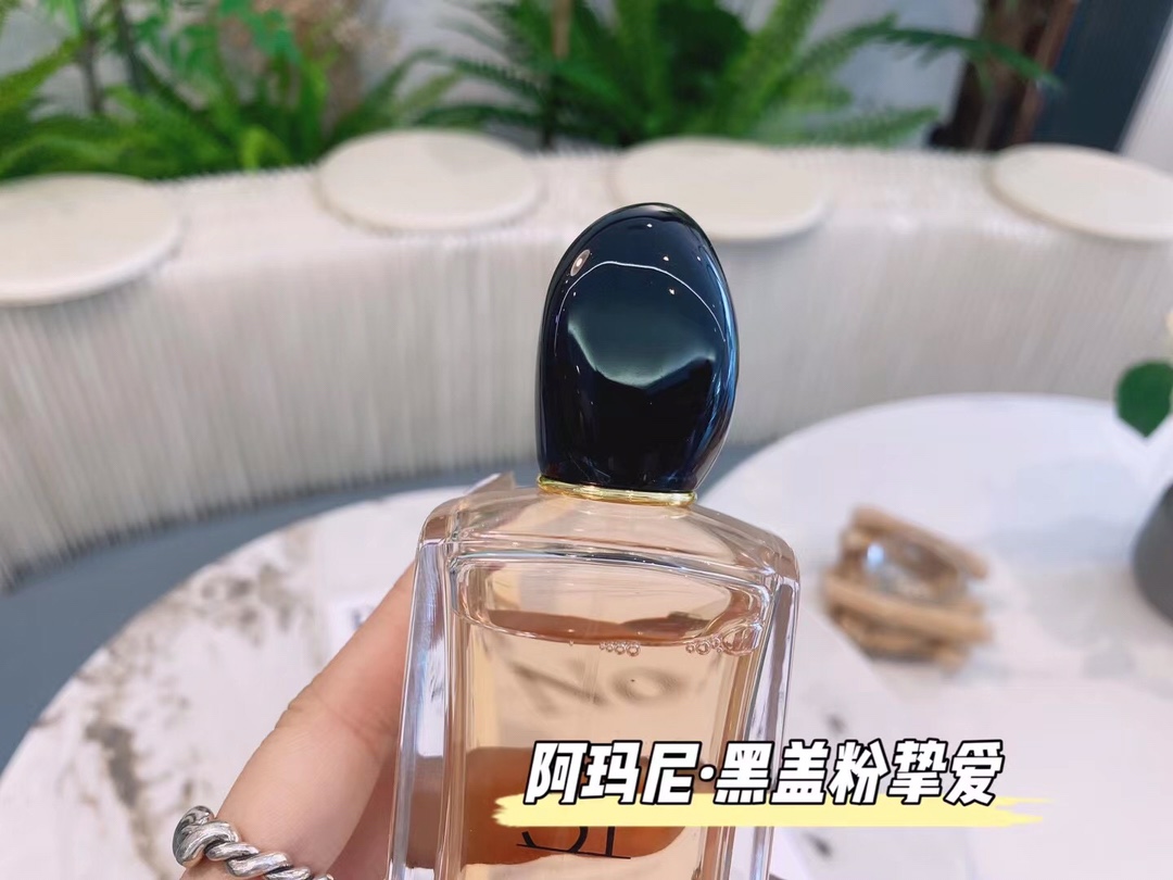 Original order quality
🍃Armani Classic Si Love 100ml
It’s not unreasonable for Cate Blanchett to endorse Si
Elegance, tenacity, and independence are the concepts that Armani wants to convey through perfume.
Showed by her without reservation
👉Fragrance: floral glycosides and moss
👉Top notes: blackcurrant, orange, pear, neroli
👉Middle notes: freesia, rose, mango, jasmine, osmanthus, strawberry
👉Base note: patchouli, musk, vanilla, amber, woody fragrance
Sweet and sour in the front and middle notes, full of fruity aroma
I think it can be described directly by the singing of birds and the fragrance of flowers.
What impressed me most was the pear and May rose, which are even in this fragrance.
The rarely mentioned jasmine
The base notes are designed for a moderate woody aroma, with a hint of vanilla milky flavor.
It's not monotonous
The sourness of blackcurrant runs through the whole thing, and you can feel the plum candy in everyone’s mouth
It really reminds me that I am the protagonist all the time. - Image 4