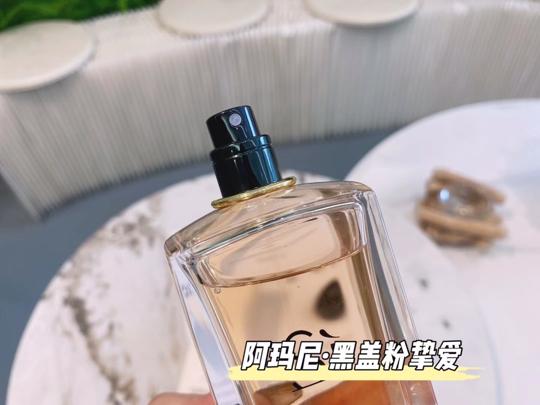 Original order quality
🍃Armani Classic Si Love 100ml
It’s not unreasonable for Cate Blanchett to endorse Si
Elegance, tenacity, and independence are the concepts that Armani wants to convey through perfume.
Showed by her without reservation
👉Fragrance: floral glycosides and moss
👉Top notes: blackcurrant, orange, pear, neroli
👉Middle notes: freesia, rose, mango, jasmine, osmanthus, strawberry
👉Base note: patchouli, musk, vanilla, amber, woody fragrance
Sweet and sour in the front and middle notes, full of fruity aroma
I think it can be described directly by the singing of birds and the fragrance of flowers.
What impressed me most was the pear and May rose, which are even in this fragrance.
The rarely mentioned jasmine
The base notes are designed for a moderate woody aroma, with a hint of vanilla milky flavor.
It's not monotonous
The sourness of blackcurrant runs through the whole thing, and you can feel the plum candy in everyone’s mouth
It really reminds me that I am the protagonist all the time. - Image 5