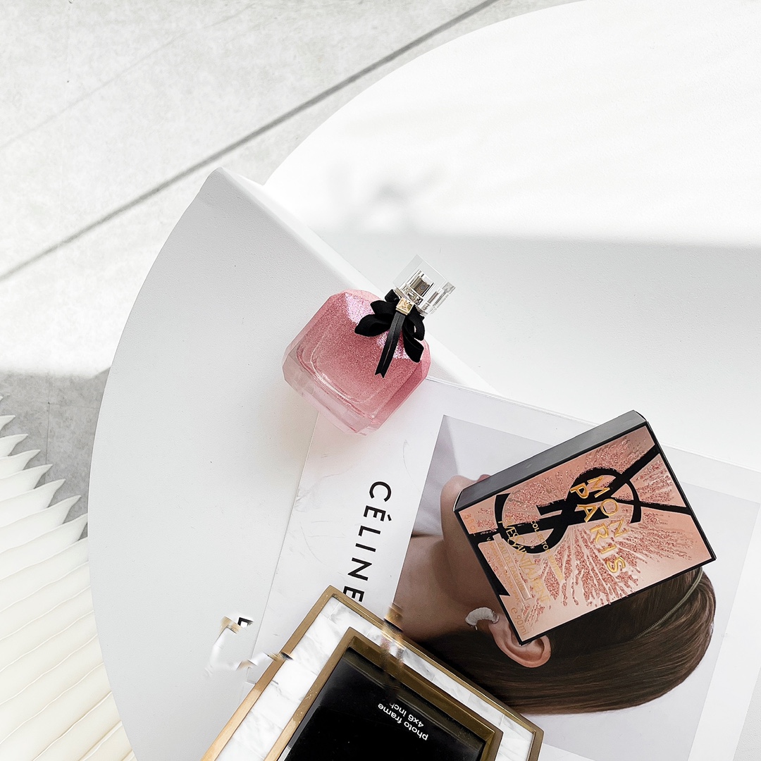 Original order quality
YSL Saint Laurent Fireworks Reversal of Paris "Lost Soul Fruit" - Christmas Fireworks Limited Edition 90ml
Paris, the romantic capital, is a city full of endless possibilities, providing an inexhaustible source of inspiration for YSL's perfumes. Now this new white flower chypre fragrance-Reverse Paris interprets love with a modern fragrance. Freedom, devotion and strong emotions. At the same time, this perfume is also Di Lieba’s “Lost Soul Fruit” perfume~
⭐️Yves Saint Laurent reverse Paris perfume packaging design⭐️
The bottle design of this perfume reaches a new level of beauty. The bottle mouth is made of silk bow tie with leather. The design is inspired by high-end ready-to-wear and paired with metal YSL buckles. The body of the bottle is like a woman's shoulder, showing beautiful lines, and the perfect carving of polygonal outline shows the ultimate carving art.
⭐️Yves Saint Laurent reverses the scent of Paris perfume⭐️
Top Notes: Strawberry·Raspberry·Pear·Calabrian Jasmine
Middle Notes: Datura·Peony·Citrus Blossom·Jasmine
Base notes: Indonesian mint leaves, white musk, ambroxan, patchouli