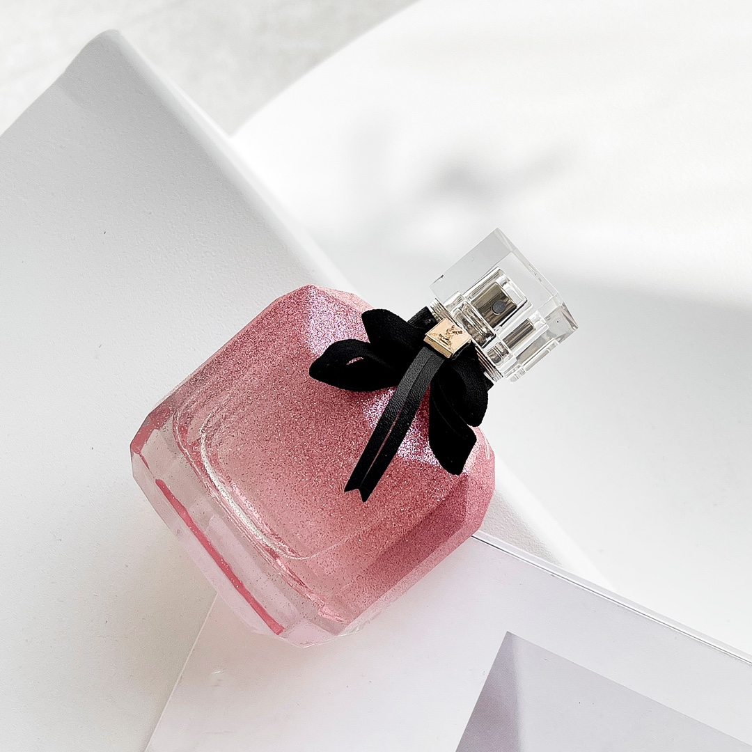 Original order quality
YSL Saint Laurent Fireworks Reversal of Paris "Lost Soul Fruit" - Christmas Fireworks Limited Edition 90ml
Paris, the romantic capital, is a city full of endless possibilities, providing an inexhaustible source of inspiration for YSL's perfumes. Now this new white flower chypre fragrance-Reverse Paris interprets love with a modern fragrance. Freedom, devotion and strong emotions. At the same time, this perfume is also Di Lieba’s “Lost Soul Fruit” perfume~
⭐️Yves Saint Laurent reverse Paris perfume packaging design⭐️
The bottle design of this perfume reaches a new level of beauty. The bottle mouth is made of silk bow tie with leather. The design is inspired by high-end ready-to-wear and paired with metal YSL buckles. The body of the bottle is like a woman's shoulder, showing beautiful lines, and the perfect carving of polygonal outline shows the ultimate carving art.
⭐️Yves Saint Laurent reverses the scent of Paris perfume⭐️
Top Notes: Strawberry·Raspberry·Pear·Calabrian Jasmine
Middle Notes: Datura·Peony·Citrus Blossom·Jasmine
Base notes: Indonesian mint leaves, white musk, ambroxan, patchouli - Image 2
