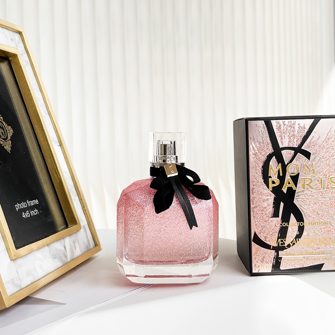 Original order quality
YSL Saint Laurent Fireworks Reversal of Paris "Lost Soul Fruit" - Christmas Fireworks Limited Edition 90ml
Paris, the romantic capital, is a city full of endless possibilities, providing an inexhaustible source of inspiration for YSL's perfumes. Now this new white flower chypre fragrance-Reverse Paris interprets love with a modern fragrance. Freedom, devotion and strong emotions. At the same time, this perfume is also Di Lieba’s “Lost Soul Fruit” perfume~
⭐️Yves Saint Laurent reverse Paris perfume packaging design⭐️
The bottle design of this perfume reaches a new level of beauty. The bottle mouth is made of silk bow tie with leather. The design is inspired by high-end ready-to-wear and paired with metal YSL buckles. The body of the bottle is like a woman's shoulder, showing beautiful lines, and the perfect carving of polygonal outline shows the ultimate carving art.
⭐️Yves Saint Laurent reverses the scent of Paris perfume⭐️
Top Notes: Strawberry·Raspberry·Pear·Calabrian Jasmine
Middle Notes: Datura·Peony·Citrus Blossom·Jasmine
Base notes: Indonesian mint leaves, white musk, ambroxan, patchouli - Image 3