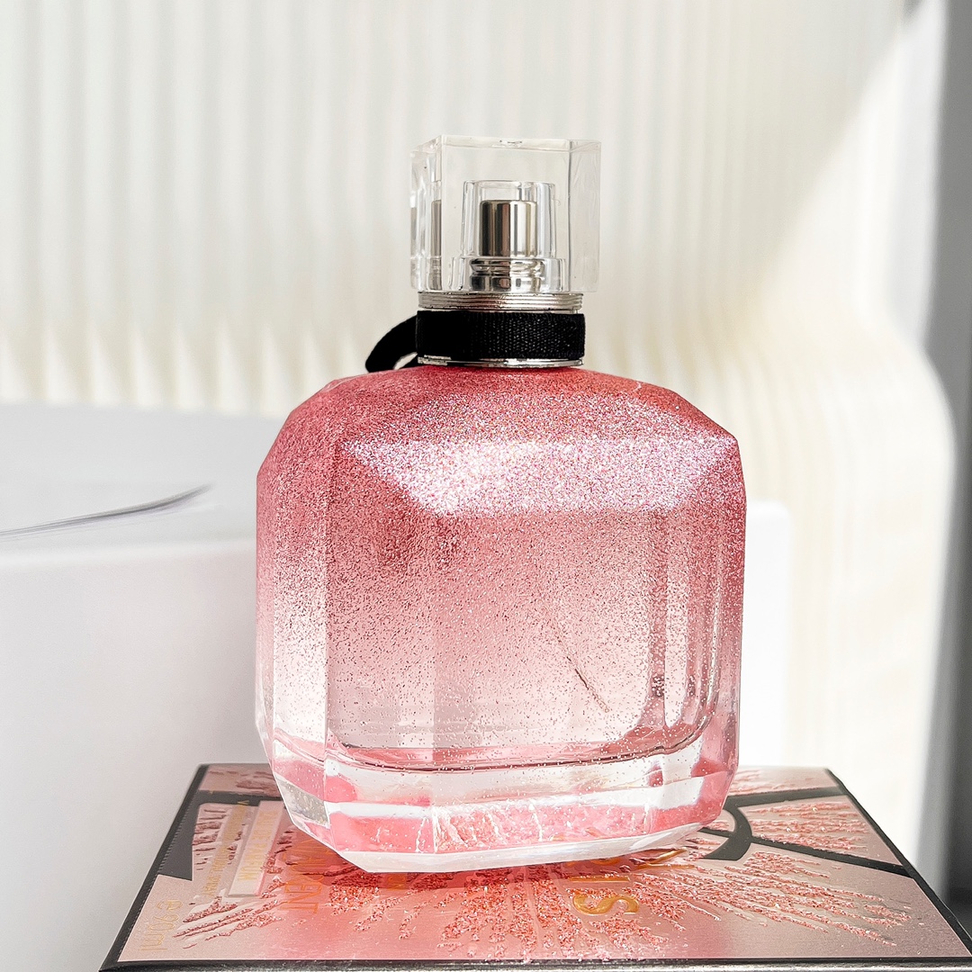 Original order quality
YSL Saint Laurent Fireworks Reversal of Paris "Lost Soul Fruit" - Christmas Fireworks Limited Edition 90ml
Paris, the romantic capital, is a city full of endless possibilities, providing an inexhaustible source of inspiration for YSL's perfumes. Now this new white flower chypre fragrance-Reverse Paris interprets love with a modern fragrance. Freedom, devotion and strong emotions. At the same time, this perfume is also Di Lieba’s “Lost Soul Fruit” perfume~
⭐️Yves Saint Laurent reverse Paris perfume packaging design⭐️
The bottle design of this perfume reaches a new level of beauty. The bottle mouth is made of silk bow tie with leather. The design is inspired by high-end ready-to-wear and paired with metal YSL buckles. The body of the bottle is like a woman's shoulder, showing beautiful lines, and the perfect carving of polygonal outline shows the ultimate carving art.
⭐️Yves Saint Laurent reverses the scent of Paris perfume⭐️
Top Notes: Strawberry·Raspberry·Pear·Calabrian Jasmine
Middle Notes: Datura·Peony·Citrus Blossom·Jasmine
Base notes: Indonesian mint leaves, white musk, ambroxan, patchouli - Image 4