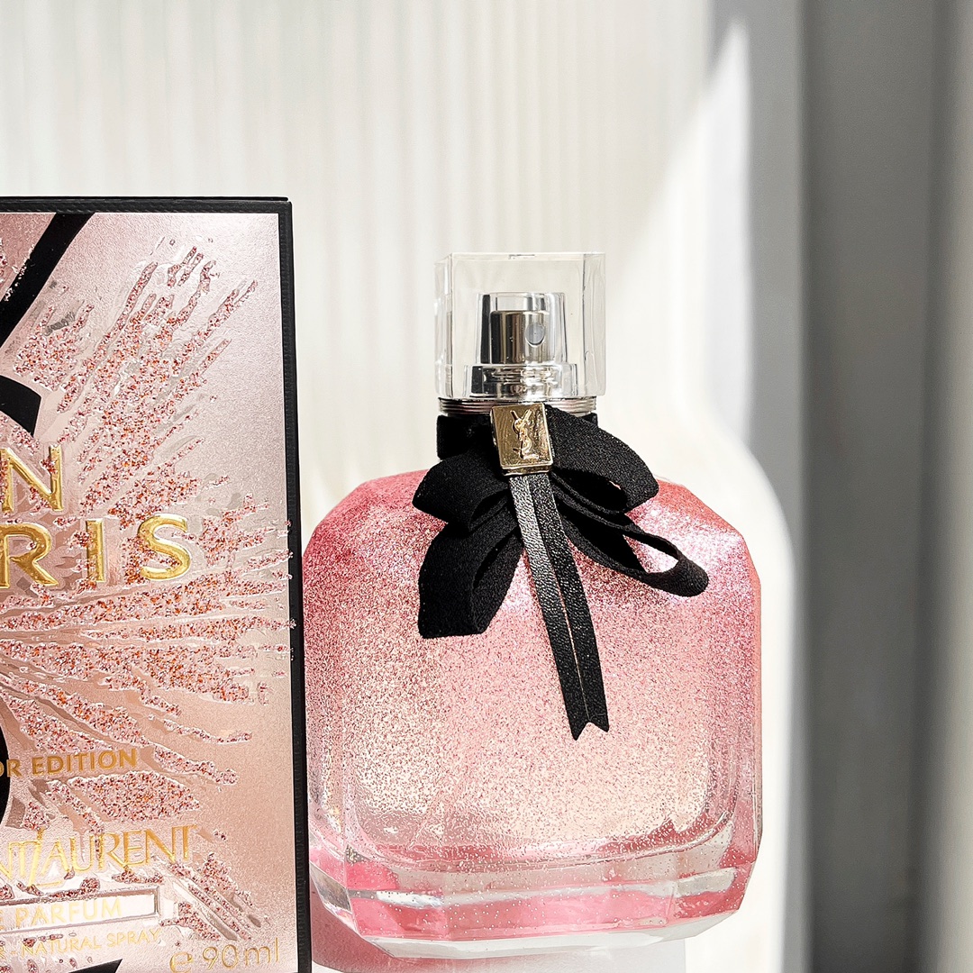 Original order quality
YSL Saint Laurent Fireworks Reversal of Paris "Lost Soul Fruit" - Christmas Fireworks Limited Edition 90ml
Paris, the romantic capital, is a city full of endless possibilities, providing an inexhaustible source of inspiration for YSL's perfumes. Now this new white flower chypre fragrance-Reverse Paris interprets love with a modern fragrance. Freedom, devotion and strong emotions. At the same time, this perfume is also Di Lieba’s “Lost Soul Fruit” perfume~
⭐️Yves Saint Laurent reverse Paris perfume packaging design⭐️
The bottle design of this perfume reaches a new level of beauty. The bottle mouth is made of silk bow tie with leather. The design is inspired by high-end ready-to-wear and paired with metal YSL buckles. The body of the bottle is like a woman's shoulder, showing beautiful lines, and the perfect carving of polygonal outline shows the ultimate carving art.
⭐️Yves Saint Laurent reverses the scent of Paris perfume⭐️
Top Notes: Strawberry·Raspberry·Pear·Calabrian Jasmine
Middle Notes: Datura·Peony·Citrus Blossom·Jasmine
Base notes: Indonesian mint leaves, white musk, ambroxan, patchouli - Image 5