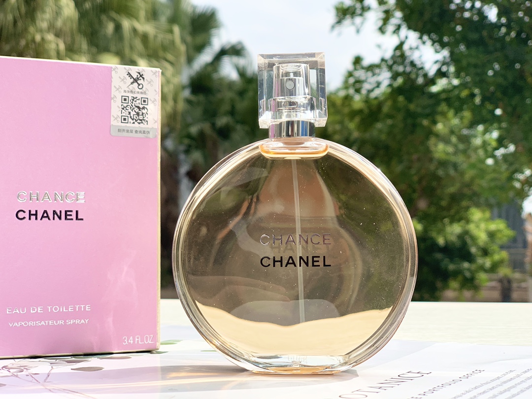 Original order quality
100ml Chanel Chance Eau de Toilette Top notes: pineapple, iris, patchouli, pink pepper, hyacinth Middle notes: jasmine, lemon Base notes: musk, patchouli, vanilla, vetiver The scent of Chance Eau de Toilette is a bit like Miss Coco. 👉The large amount of patchouli and pink pepper in the top note will make people feel a bit punchy. The addition of pineapple makes the scent both bitter and sweet, a bit like a fruity medicinal scent, cool and refreshing, and also has a citrus aroma. 👉The middle note is a very warm floral fragrance, and the soft jasmine fragrance gradually emerges. It is gentle but not sweet, warm and a little fresh, just like the feeling of lying in the arms of a loved one, quiet and comfortable. The aftertaste is vague and lingering. 👉The medicinal fragrance of the base note is already very comfortable, blending with the skin, and is also embellished with a hint of floral fragrance. Suitable for mature women, warm and feminine😋Chanel
1 Gui Lao order, directly for overseas purchase! Kill all imitations on the market instantly
2. The nozzle is made of pure imported material, which has a tough feel. The bottle body and the steel stamp on the bottom are made by large factories, which is definitely not a level that can be achieved by small workshops.
3Exclusive customs scan code identification! Each bottle of perfume is individually coded! Comes with a full set of packaging to support comparison