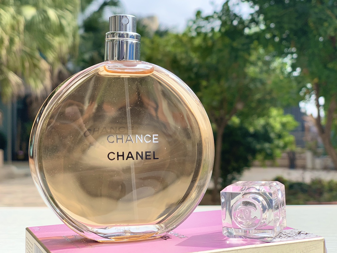 Original order quality
100ml Chanel Chance Eau de Toilette Top notes: pineapple, iris, patchouli, pink pepper, hyacinth Middle notes: jasmine, lemon Base notes: musk, patchouli, vanilla, vetiver The scent of Chance Eau de Toilette is a bit like Miss Coco. 👉The large amount of patchouli and pink pepper in the top note will make people feel a bit punchy. The addition of pineapple makes the scent both bitter and sweet, a bit like a fruity medicinal scent, cool and refreshing, and also has a citrus aroma. 👉The middle note is a very warm floral fragrance, and the soft jasmine fragrance gradually emerges. It is gentle but not sweet, warm and a little fresh, just like the feeling of lying in the arms of a loved one, quiet and comfortable. The aftertaste is vague and lingering. 👉The medicinal fragrance of the base note is already very comfortable, blending with the skin, and is also embellished with a hint of floral fragrance. Suitable for mature women, warm and feminine😋Chanel
1 Gui Lao order, directly for overseas purchase! Kill all imitations on the market instantly
2. The nozzle is made of pure imported material, which has a tough feel. The bottle body and the steel stamp on the bottom are made by large factories, which is definitely not a level that can be achieved by small workshops.
3Exclusive customs scan code identification! Each bottle of perfume is individually coded! Comes with a full set of packaging to support comparison - Image 2