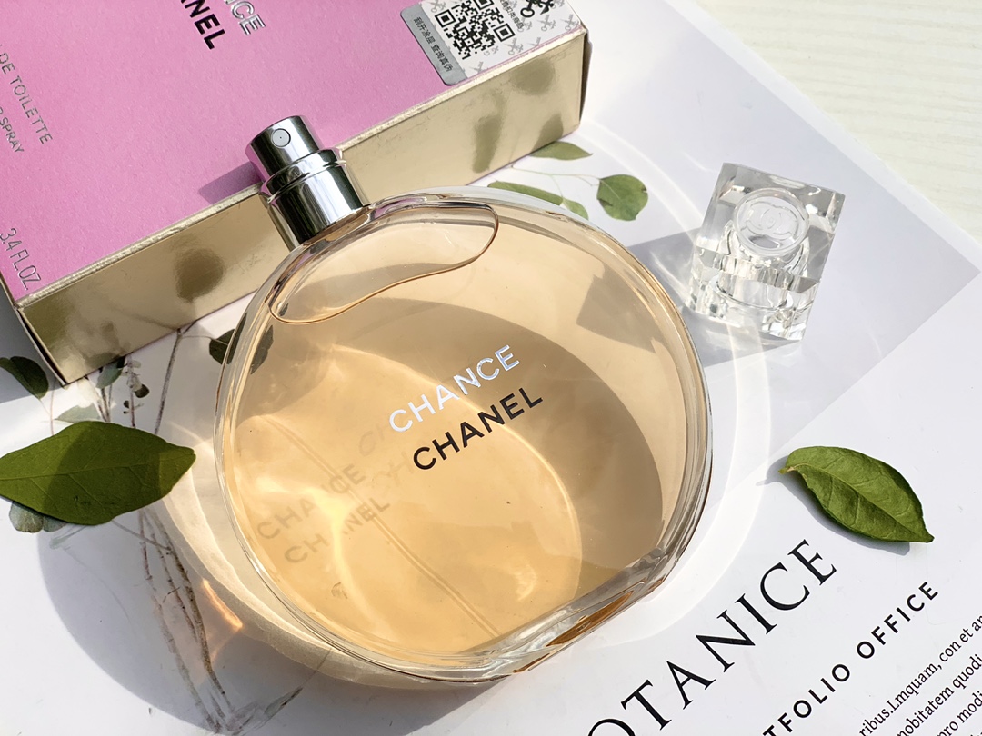 Original order quality
100ml Chanel Chance Eau de Toilette Top notes: pineapple, iris, patchouli, pink pepper, hyacinth Middle notes: jasmine, lemon Base notes: musk, patchouli, vanilla, vetiver The scent of Chance Eau de Toilette is a bit like Miss Coco. 👉The large amount of patchouli and pink pepper in the top note will make people feel a bit punchy. The addition of pineapple makes the scent both bitter and sweet, a bit like a fruity medicinal scent, cool and refreshing, and also has a citrus aroma. 👉The middle note is a very warm floral fragrance, and the soft jasmine fragrance gradually emerges. It is gentle but not sweet, warm and a little fresh, just like the feeling of lying in the arms of a loved one, quiet and comfortable. The aftertaste is vague and lingering. 👉The medicinal fragrance of the base note is already very comfortable, blending with the skin, and is also embellished with a hint of floral fragrance. Suitable for mature women, warm and feminine😋Chanel
1 Gui Lao order, directly for overseas purchase! Kill all imitations on the market instantly
2. The nozzle is made of pure imported material, which has a tough feel. The bottle body and the steel stamp on the bottom are made by large factories, which is definitely not a level that can be achieved by small workshops.
3Exclusive customs scan code identification! Each bottle of perfume is individually coded! Comes with a full set of packaging to support comparison - Image 3