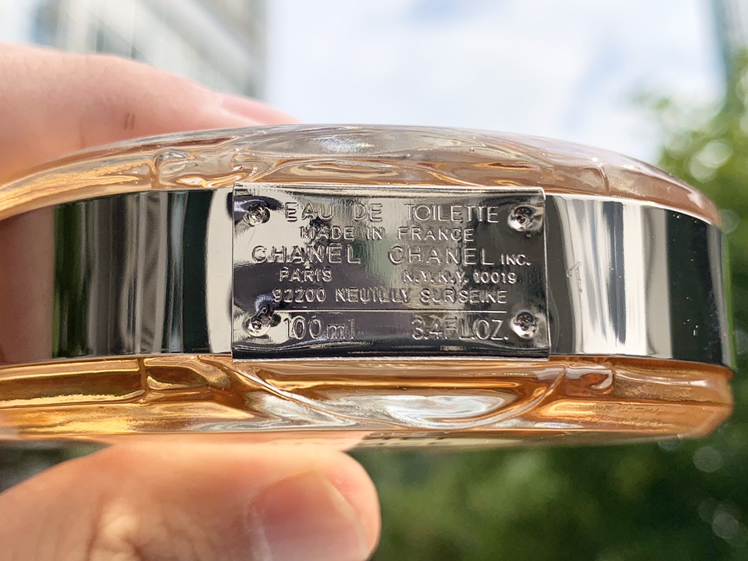 Original order quality
100ml Chanel Chance Eau de Toilette Top notes: pineapple, iris, patchouli, pink pepper, hyacinth Middle notes: jasmine, lemon Base notes: musk, patchouli, vanilla, vetiver The scent of Chance Eau de Toilette is a bit like Miss Coco. 👉The large amount of patchouli and pink pepper in the top note will make people feel a bit punchy. The addition of pineapple makes the scent both bitter and sweet, a bit like a fruity medicinal scent, cool and refreshing, and also has a citrus aroma. 👉The middle note is a very warm floral fragrance, and the soft jasmine fragrance gradually emerges. It is gentle but not sweet, warm and a little fresh, just like the feeling of lying in the arms of a loved one, quiet and comfortable. The aftertaste is vague and lingering. 👉The medicinal fragrance of the base note is already very comfortable, blending with the skin, and is also embellished with a hint of floral fragrance. Suitable for mature women, warm and feminine😋Chanel
1 Gui Lao order, directly for overseas purchase! Kill all imitations on the market instantly
2. The nozzle is made of pure imported material, which has a tough feel. The bottle body and the steel stamp on the bottom are made by large factories, which is definitely not a level that can be achieved by small workshops.
3Exclusive customs scan code identification! Each bottle of perfume is individually coded! Comes with a full set of packaging to support comparison - Image 4