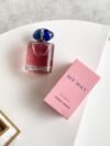 Original order quality
Armani Limited Edition My Way!
Light and bright "I am my life"
Bottle design full of details and thought
Not only does it look pink and tender, it also feels good when sprayed on the body.
The whole person is like a human-shaped self-propelled garden, blindly playing without stepping on thunder!!
🌸New male-cutting fragrance!!!
The fruity aroma is more obvious when first applied and a little sweet.
Then it slowly turns to the smell of white flowers, very gentle, with some floral and fruity sweetness.
Very layered and not greasy at all ~ with a bit of femininity
Fragrance: Floral
Top notes: bergamot and orange blossom
Middle notes: tuberose and jasmine
Base note: vanilla musk cedar
It has an obvious floral and fruity aroma, a bit like the Armani Collection series. The materials used are all real materials. The fruity aroma is more obvious when you first wear it, and then slowly changes to the aroma of white flowers. The addition of vanilla elements makes the crispness of the white flowers not overpowering.
🌟The bottle has an original design, and you can easily refill the perfume after the bottle is empty.
It feels very summery, with the addition of the famous perfumer Carlos. It is already very popular on the Internet. Beauties who like flowers, fruits and white flowers can buy it! !