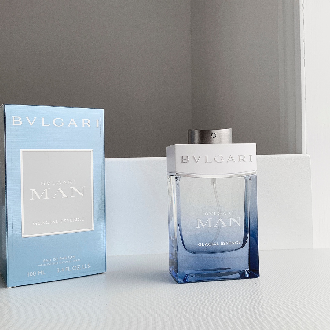 Original order quality
2022 Bvlgari new men’s fragrance review|||received a trial sample of the new Bvlgari men’s fragrance
Come and evaluate it
Judging from the bottle design alone, this should be a men's perfume with a fresh style. It incorporates the natural elements of glaciers and snow-capped mountains, trying to express the purity and nature of the fragrance, the unity of man and nature~~~
It has a sweet, fruity aroma when first sprayed, and gradually becomes more floral.
It's not a floral scent with a strong rouge smell, but a combination of woody and floral scents in the end.
Overall, it is refreshing but not cheap, with just the right amount of floral aroma blended into ginseng, and finally combined with the woody aroma.
Bvlgari currently produces several men's fragrances that are quite good, unlike other brands of men's fragrances that are "the same".
Friends who are struggling to find a refreshing men’s fragrance with personality
You can try this one
Top notes: juniper berry, ginseng essence, geranium
Middle Notes: Sandalwood, Orris
Base note: cedar