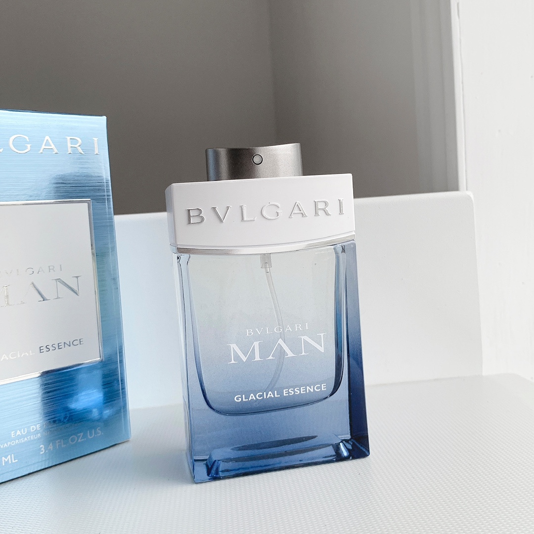 Original order quality
2022 Bvlgari new men’s fragrance review|||received a trial sample of the new Bvlgari men’s fragrance
Come and evaluate it
Judging from the bottle design alone, this should be a men's perfume with a fresh style. It incorporates the natural elements of glaciers and snow-capped mountains, trying to express the purity and nature of the fragrance, the unity of man and nature~~~
It has a sweet, fruity aroma when first sprayed, and gradually becomes more floral.
It's not a floral scent with a strong rouge smell, but a combination of woody and floral scents in the end.
Overall, it is refreshing but not cheap, with just the right amount of floral aroma blended into ginseng, and finally combined with the woody aroma.
Bvlgari currently produces several men's fragrances that are quite good, unlike other brands of men's fragrances that are "the same".
Friends who are struggling to find a refreshing men’s fragrance with personality
You can try this one
Top notes: juniper berry, ginseng essence, geranium
Middle Notes: Sandalwood, Orris
Base note: cedar - Image 2