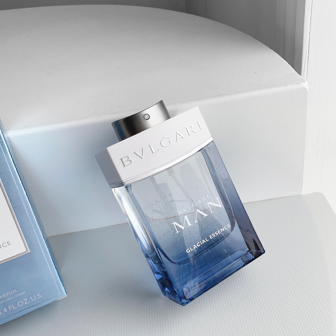 Original order quality
2022 Bvlgari new men’s fragrance review|||received a trial sample of the new Bvlgari men’s fragrance
Come and evaluate it
Judging from the bottle design alone, this should be a men's perfume with a fresh style. It incorporates the natural elements of glaciers and snow-capped mountains, trying to express the purity and nature of the fragrance, the unity of man and nature~~~
It has a sweet, fruity aroma when first sprayed, and gradually becomes more floral.
It's not a floral scent with a strong rouge smell, but a combination of woody and floral scents in the end.
Overall, it is refreshing but not cheap, with just the right amount of floral aroma blended into ginseng, and finally combined with the woody aroma.
Bvlgari currently produces several men's fragrances that are quite good, unlike other brands of men's fragrances that are "the same".
Friends who are struggling to find a refreshing men’s fragrance with personality
You can try this one
Top notes: juniper berry, ginseng essence, geranium
Middle Notes: Sandalwood, Orris
Base note: cedar - Image 4