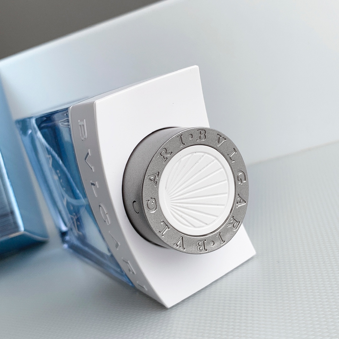 Original order quality
2022 Bvlgari new men’s fragrance review|||received a trial sample of the new Bvlgari men’s fragrance
Come and evaluate it
Judging from the bottle design alone, this should be a men's perfume with a fresh style. It incorporates the natural elements of glaciers and snow-capped mountains, trying to express the purity and nature of the fragrance, the unity of man and nature~~~
It has a sweet, fruity aroma when first sprayed, and gradually becomes more floral.
It's not a floral scent with a strong rouge smell, but a combination of woody and floral scents in the end.
Overall, it is refreshing but not cheap, with just the right amount of floral aroma blended into ginseng, and finally combined with the woody aroma.
Bvlgari currently produces several men's fragrances that are quite good, unlike other brands of men's fragrances that are "the same".
Friends who are struggling to find a refreshing men’s fragrance with personality
You can try this one
Top notes: juniper berry, ginseng essence, geranium
Middle Notes: Sandalwood, Orris
Base note: cedar - Image 5