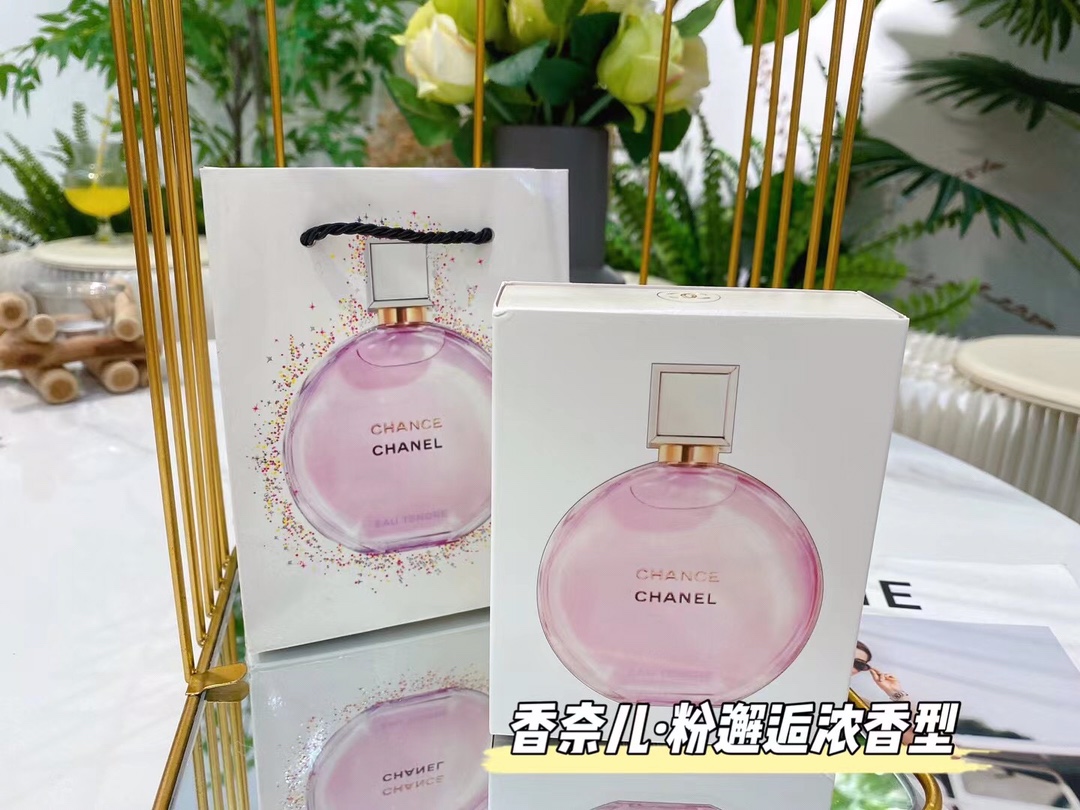 Original order quality
💗Chanel Chanel pink encounter
💕If you want to become a delicate girl who walks with fragrance, the choice of perfume is really important. I have stocked up on a lot of perfumes over the years, but the only one I can't bear to change is Chanel Encounter Tender Eau De Toilette.
.
💕This can be called the enlightenment fragrance of Chanel. Sisters who want to get into big-name perfumes must not miss it. At first I was attracted by its appearance. The round glass bottle looks high-end and the metal lid is full of texture. The pink perfume inside instantly touched my girlish heart.
.
💕In addition to its stunning appearance, its fragrance is also unparalleled. The overall fragrance is that of a fresh floral fragrance, sweet but not greasy.
.
💕Personally, I feel that the lasting time of the fragrance is still okay. After all, it is an eau de toilette. It is perfectly fine to last for most of the day✅