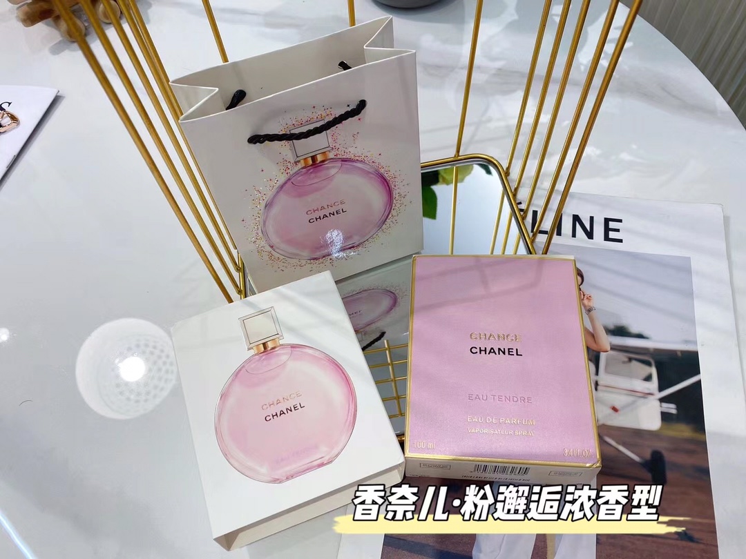 Original order quality
💗Chanel Chanel pink encounter
💕If you want to become a delicate girl who walks with fragrance, the choice of perfume is really important. I have stocked up on a lot of perfumes over the years, but the only one I can't bear to change is Chanel Encounter Tender Eau De Toilette.
.
💕This can be called the enlightenment fragrance of Chanel. Sisters who want to get into big-name perfumes must not miss it. At first I was attracted by its appearance. The round glass bottle looks high-end and the metal lid is full of texture. The pink perfume inside instantly touched my girlish heart.
.
💕In addition to its stunning appearance, its fragrance is also unparalleled. The overall fragrance is that of a fresh floral fragrance, sweet but not greasy.
.
💕Personally, I feel that the lasting time of the fragrance is still okay. After all, it is an eau de toilette. It is perfectly fine to last for most of the day✅ - Image 2