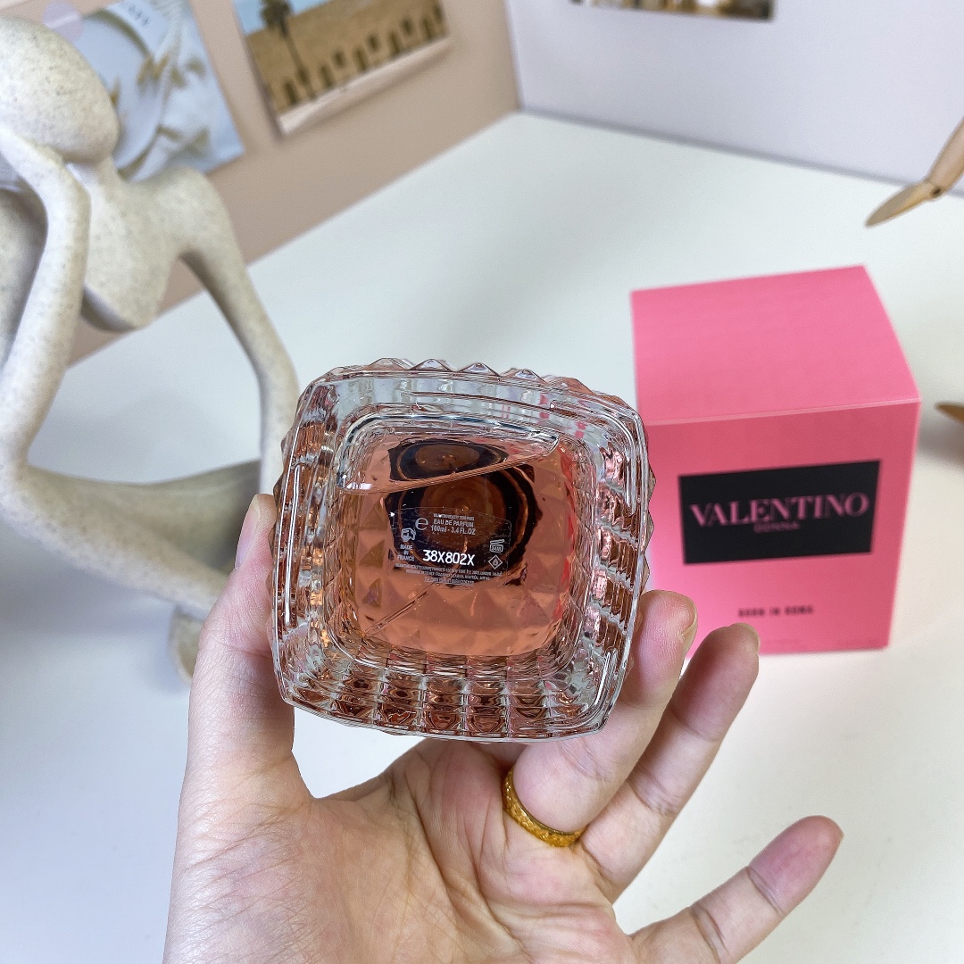 Punk Sweetheart Perfume 100ml Mingtong Edition
🔜 Mingtong version. High quality ❗🇫🇷Roma Lady Punk Sweetheart 100ml
Donna Born In Roma, 2019
Properties: female fragrance
Fragrance: floral oriental
Top notes: blackcurrant pink pepper bergamot
Middle Note: Jasmine Jasmine Tea
Base Note: Vanilla Cashmeran Guaiac Wood - Image 3