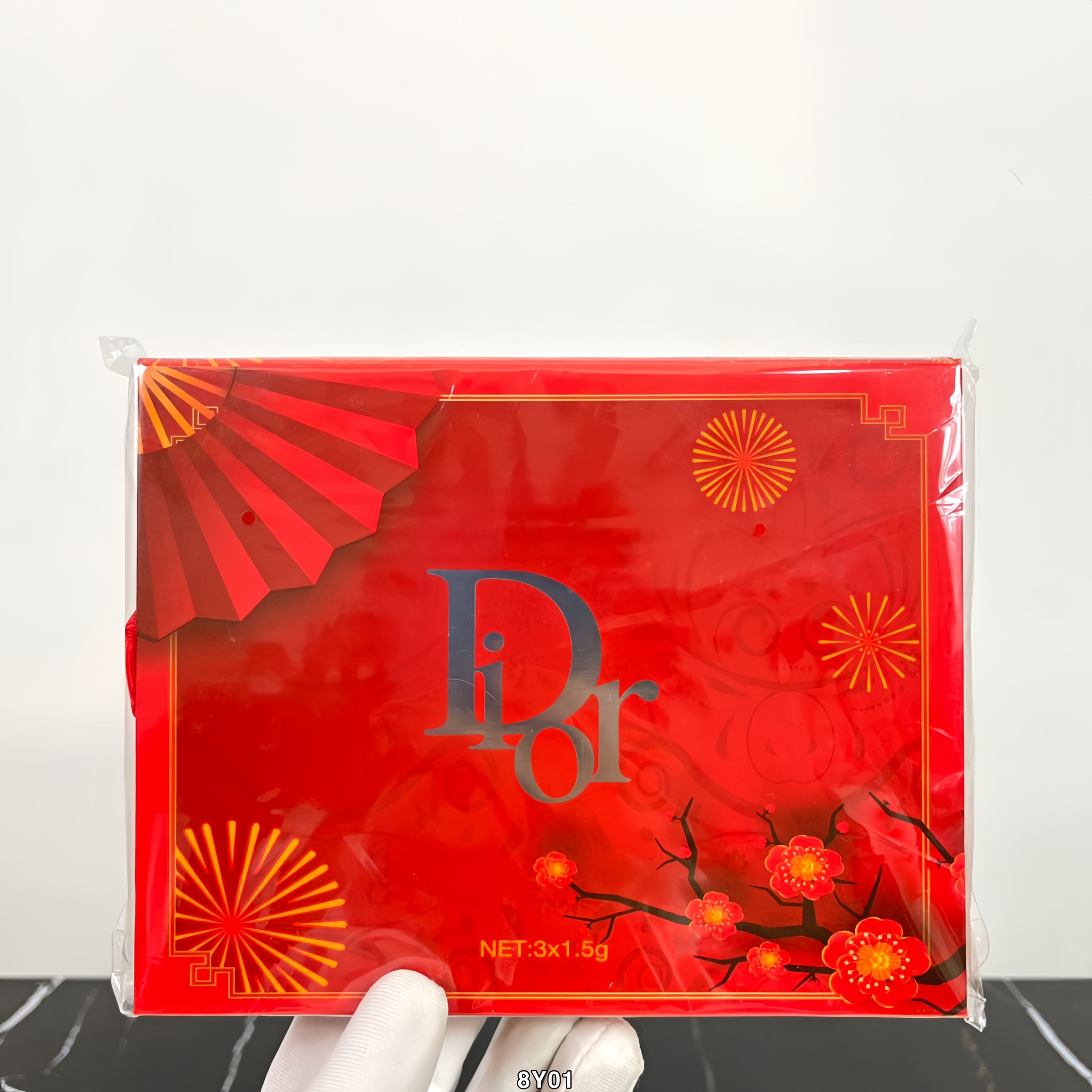 Dior celebrity lipstick three-piece set! Dior's new star from the official website of the Chinese New Year (magnetic buckle model). Contents: 1.5g×3, with limited edition cosmetic mirror. Color numbers: velvet 999, embossed 720, matte 999.