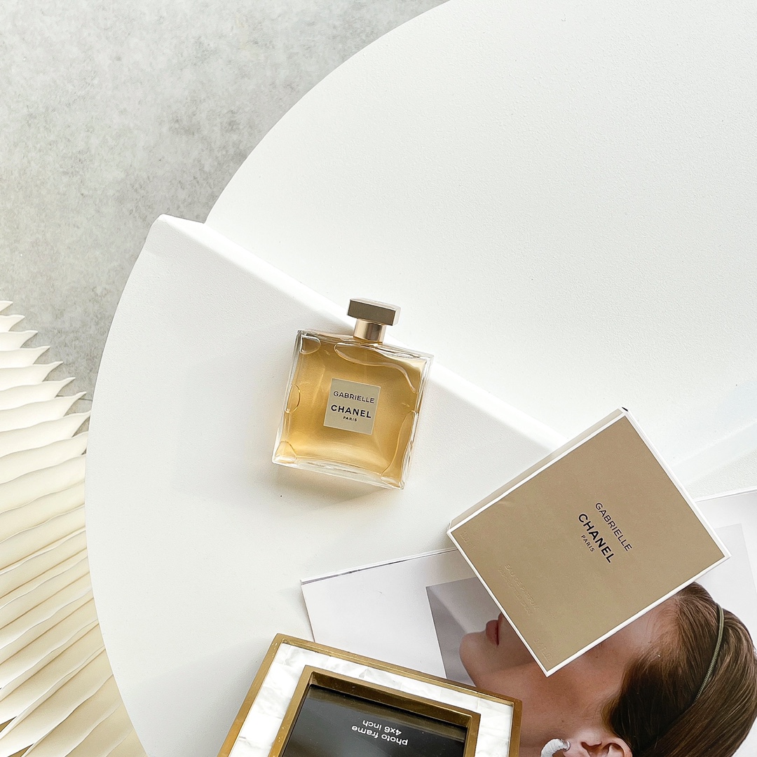 Original single perfume
CHAENL Chanel's new Gabrielle fragrance
CHAENL Chanel's new Gabrielle floral fragrance for women 100ml
💐Fragrance: Floral
✨Top notes: orange, grapefruit, black currant
✨Middle notes: jasmine, ylang ylang, orange blossom, tuberose,
Pear, lily of the valley, pink pepper
✨Base: sandalwood, musk, cashmere wood, orris root
Women, the taste that light mature and mature women should have, with their own light
Manghe aura! The top note is a slightly aggressive powdery fragrance, and you can vaguely smell the sweetness of orange fruits, which makes people retreat, but if you keep exploring, you will find the surprise she has given you; the middle note is a mixture of four white flowers, which makes people gradually feel peaceful and gentle.
It’s as if the strong-looking woman at the beginning lets you slowly touch her softest side; until the base notes of musk and sandalwood appear, people feel truly satisfied and at ease❤️ Chanel Gabrielle Eau de Parfum 100mL