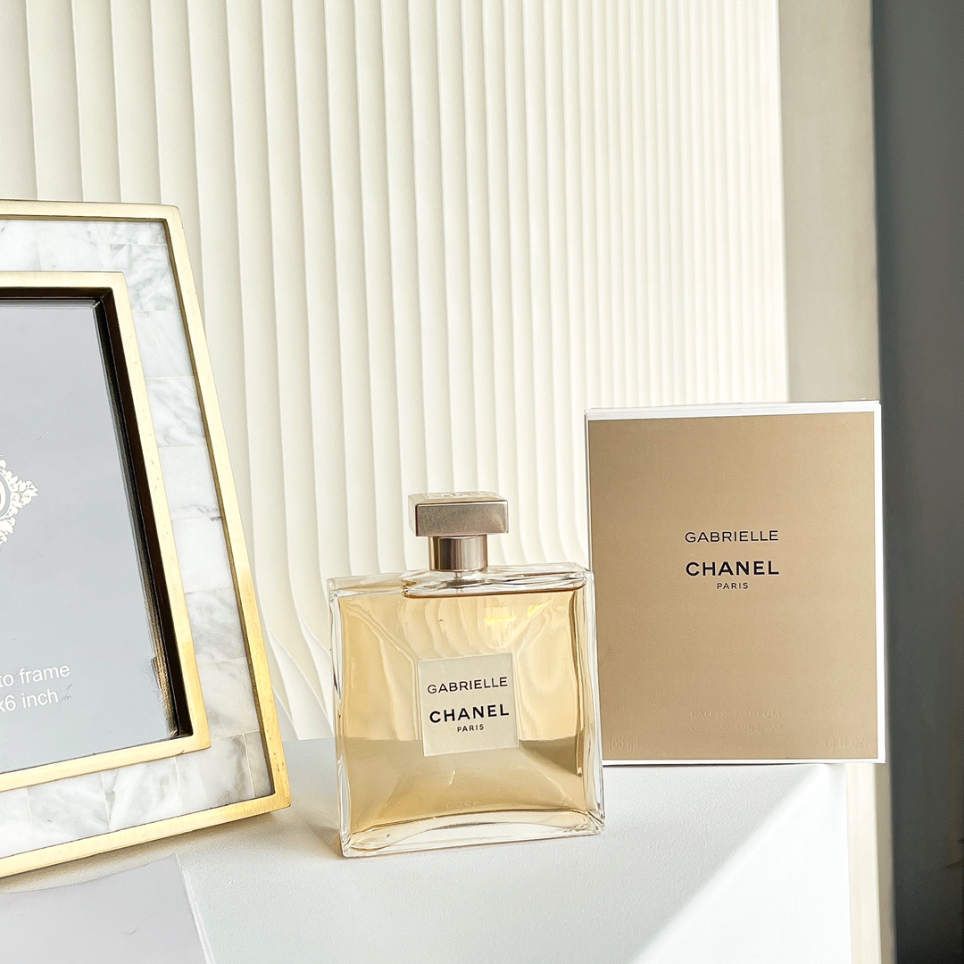 Original single perfume
CHAENL Chanel's new Gabrielle fragrance
CHAENL Chanel's new Gabrielle floral fragrance for women 100ml
💐Fragrance: Floral
✨Top notes: orange, grapefruit, black currant
✨Middle notes: jasmine, ylang ylang, orange blossom, tuberose,
Pear, lily of the valley, pink pepper
✨Base: sandalwood, musk, cashmere wood, orris root
Women, the taste that light mature and mature women should have, with their own light
Manghe aura! The top note is a slightly aggressive powdery fragrance, and you can vaguely smell the sweetness of orange fruits, which makes people retreat, but if you keep exploring, you will find the surprise she has given you; the middle note is a mixture of four white flowers, which makes people gradually feel peaceful and gentle.
It’s as if the strong-looking woman at the beginning lets you slowly touch her softest side; until the base notes of musk and sandalwood appear, people feel truly satisfied and at ease❤️ Chanel Gabrielle Eau de Parfum 100mL - Image 2