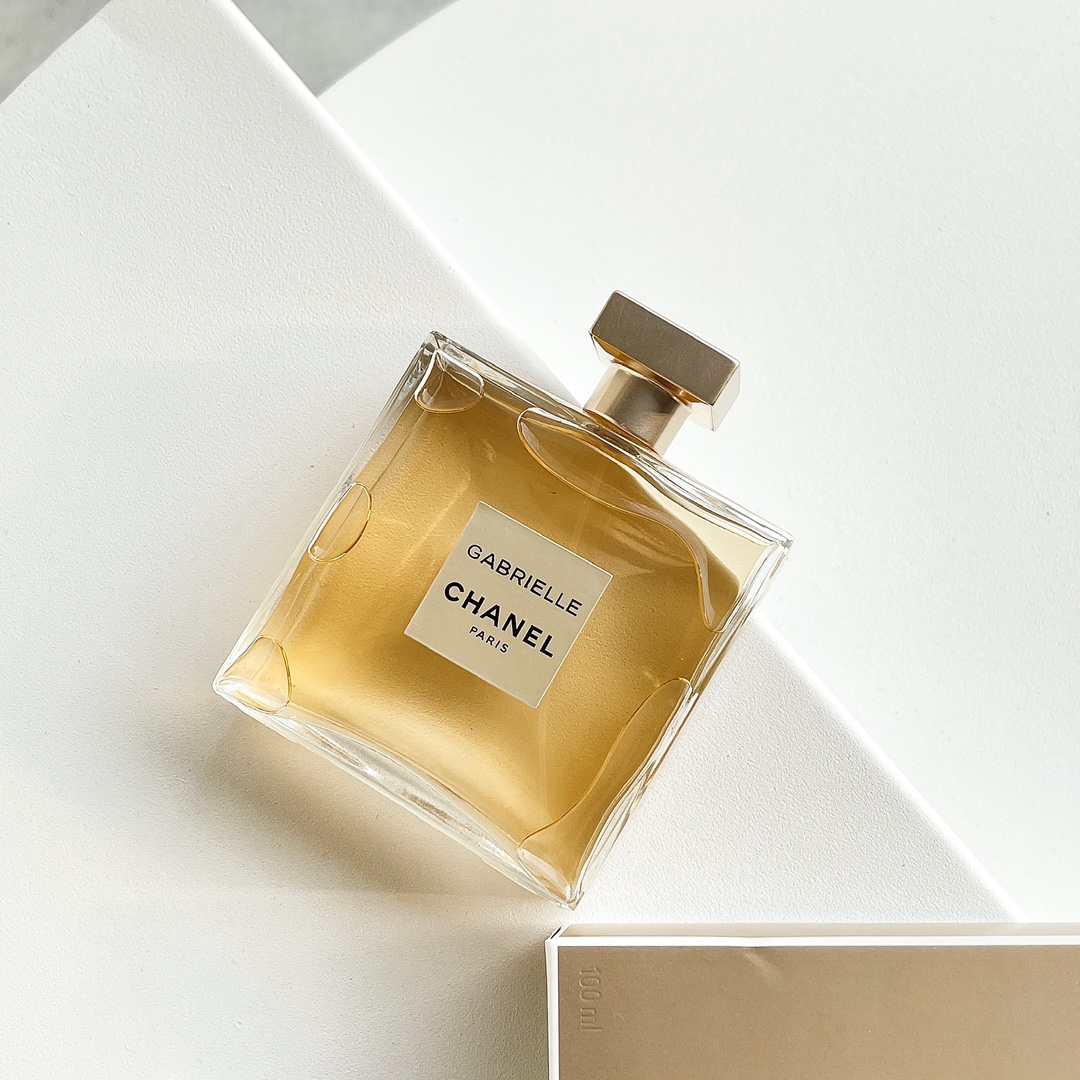 Original single perfume
CHAENL Chanel's new Gabrielle fragrance
CHAENL Chanel's new Gabrielle floral fragrance for women 100ml
💐Fragrance: Floral
✨Top notes: orange, grapefruit, black currant
✨Middle notes: jasmine, ylang ylang, orange blossom, tuberose,
Pear, lily of the valley, pink pepper
✨Base: sandalwood, musk, cashmere wood, orris root
Women, the taste that light mature and mature women should have, with their own light
Manghe aura! The top note is a slightly aggressive powdery fragrance, and you can vaguely smell the sweetness of orange fruits, which makes people retreat, but if you keep exploring, you will find the surprise she has given you; the middle note is a mixture of four white flowers, which makes people gradually feel peaceful and gentle.
It’s as if the strong-looking woman at the beginning lets you slowly touch her softest side; until the base notes of musk and sandalwood appear, people feel truly satisfied and at ease❤️ Chanel Gabrielle Eau de Parfum 100mL - Image 3