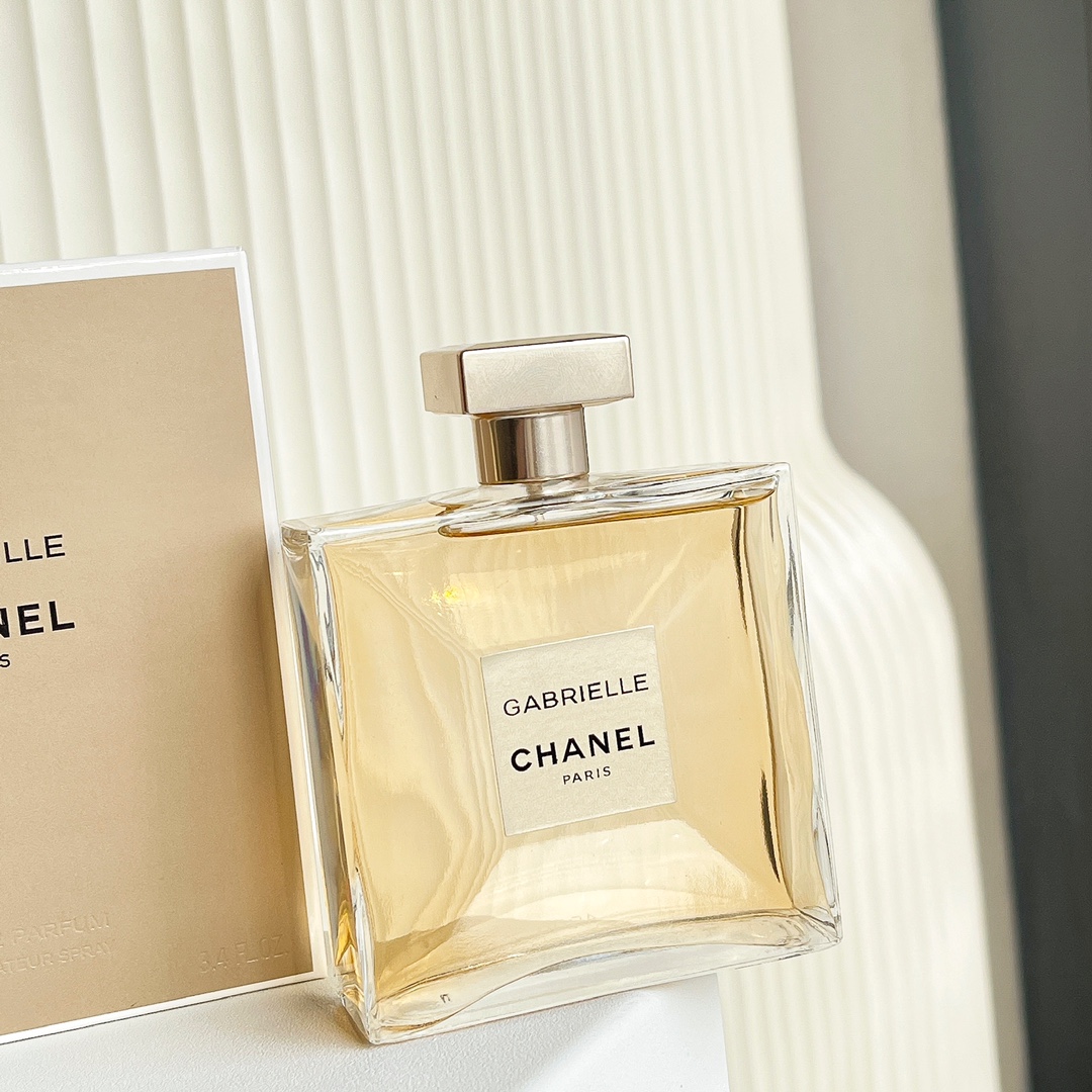 Original single perfume
CHAENL Chanel's new Gabrielle fragrance
CHAENL Chanel's new Gabrielle floral fragrance for women 100ml
💐Fragrance: Floral
✨Top notes: orange, grapefruit, black currant
✨Middle notes: jasmine, ylang ylang, orange blossom, tuberose,
Pear, lily of the valley, pink pepper
✨Base: sandalwood, musk, cashmere wood, orris root
Women, the taste that light mature and mature women should have, with their own light
Manghe aura! The top note is a slightly aggressive powdery fragrance, and you can vaguely smell the sweetness of orange fruits, which makes people retreat, but if you keep exploring, you will find the surprise she has given you; the middle note is a mixture of four white flowers, which makes people gradually feel peaceful and gentle.
It’s as if the strong-looking woman at the beginning lets you slowly touch her softest side; until the base notes of musk and sandalwood appear, people feel truly satisfied and at ease❤️ Chanel Gabrielle Eau de Parfum 100mL - Image 4