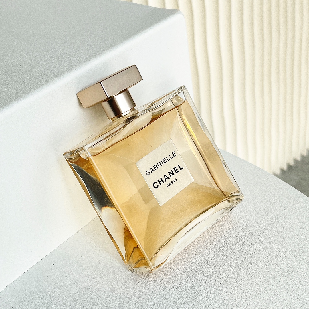 Original single perfume
CHAENL Chanel's new Gabrielle fragrance
CHAENL Chanel's new Gabrielle floral fragrance for women 100ml
💐Fragrance: Floral
✨Top notes: orange, grapefruit, black currant
✨Middle notes: jasmine, ylang ylang, orange blossom, tuberose,
Pear, lily of the valley, pink pepper
✨Base: sandalwood, musk, cashmere wood, orris root
Women, the taste that light mature and mature women should have, with their own light
Manghe aura! The top note is a slightly aggressive powdery fragrance, and you can vaguely smell the sweetness of orange fruits, which makes people retreat, but if you keep exploring, you will find the surprise she has given you; the middle note is a mixture of four white flowers, which makes people gradually feel peaceful and gentle.
It’s as if the strong-looking woman at the beginning lets you slowly touch her softest side; until the base notes of musk and sandalwood appear, people feel truly satisfied and at ease❤️ Chanel Gabrielle Eau de Parfum 100mL - Image 5