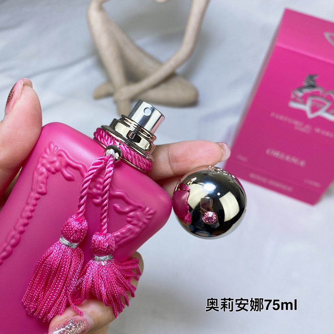 💰💰 Parfums de marly Oriana 75ml
Following the success of the pink Delina fragrance, niche brand Parfums de Marly launches their new creation, also in pink. Oriana perfume exudes gourmet, floral and fruity aromas, sweet and sophisticated. Oriana is a captivating fragrance that delights with pink hues and tangible emotions. It comes in a bright peachy pink bottle with the same shape as its predecessor.
PARFUMS DE MARLY ORIANA
Top notes: orange, bergamot, grapefruit
Middle notes: orange blossom, black currant, raspberry
Base: Marshmallow, Musk Mallow, Chantilly Cream, Musk - Image 4