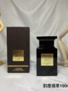 Tom Ford Tobacco Vanille unisex perfume 100ml Tobacco Vanille
Fragrance: spicy oriental
Top notes: tobacco spices
Middle notes: Tonka bean, tobacco flowers, vanilla and cocoa fruit
Base note: dried fruit woody aroma
Properties: Neutral fragrance
Tag: sweet tobacco vanilla warm spicy fruity aroma
This is a bitter-sweet perfume, with sweet dried fruit and vanilla creating an alluring gourmet fragrance, but the sweetness of this gourmet fragrance is masked by the more penetrating bitter notes of cocoa fruit and tobacco and cannot be completely dissipated. The tobacco flavor is also brightened a lot by the addition of delicious food, and it doesn't give people a heavy and old-fashioned feeling. It's like a cup of hot coffee in winter, leaving people with endless aftertaste. It's highly recognizable and has a long-lasting fragrance. It's suitable for autumn and winter.