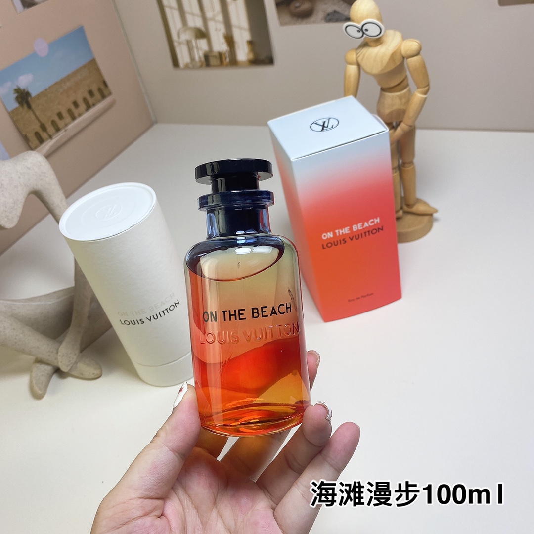 Louis Vuitton Beach Walk 100ml
Louis Vuitton On The Beach, 2021
Brand: Louis Vuitton
Properties: Neutral fragrance
Fragrance: aromatic citrus
Top note: Japanese yuzu neroli oil
Middle notes: rosemary, sand, thyme, cloves, pink pepper
Base note: cypress - Image 3