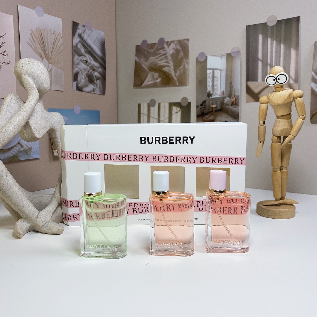 60. Burberry Flower and Her Medium Perfume Three-piece Set × 30ml
🔜 Burberry Flowers and Her medium three-piece set 30ml
