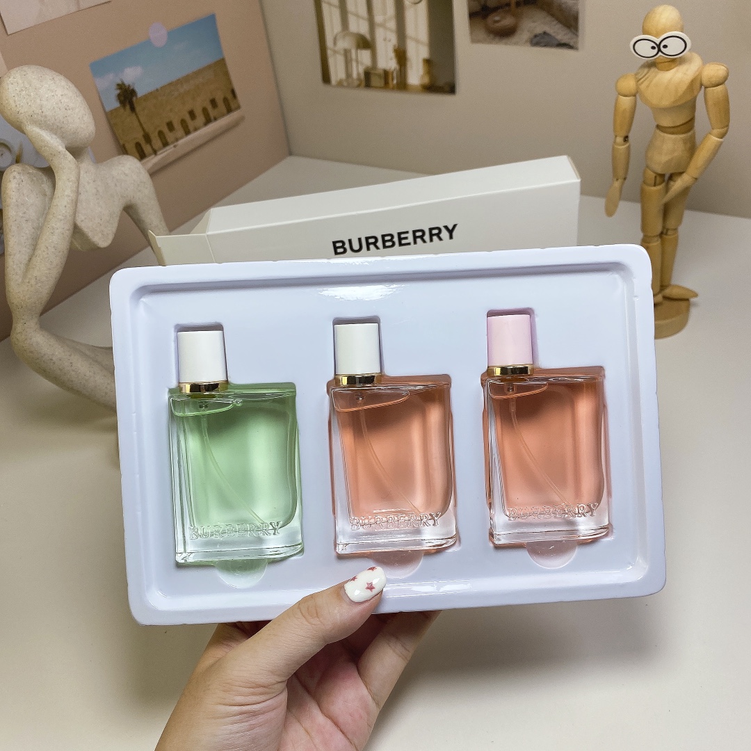 60. Burberry Flower and Her Medium Perfume Three-piece Set × 30ml
🔜 Burberry Flowers and Her medium three-piece set 30ml - Image 4