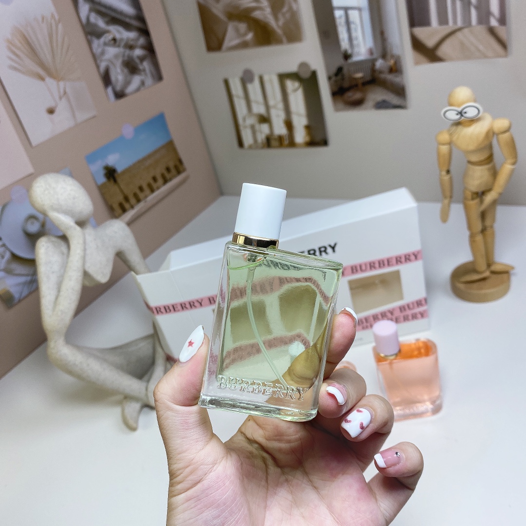 60. Burberry Flower and Her Medium Perfume Three-piece Set × 30ml
🔜 Burberry Flowers and Her medium three-piece set 30ml - Image 5