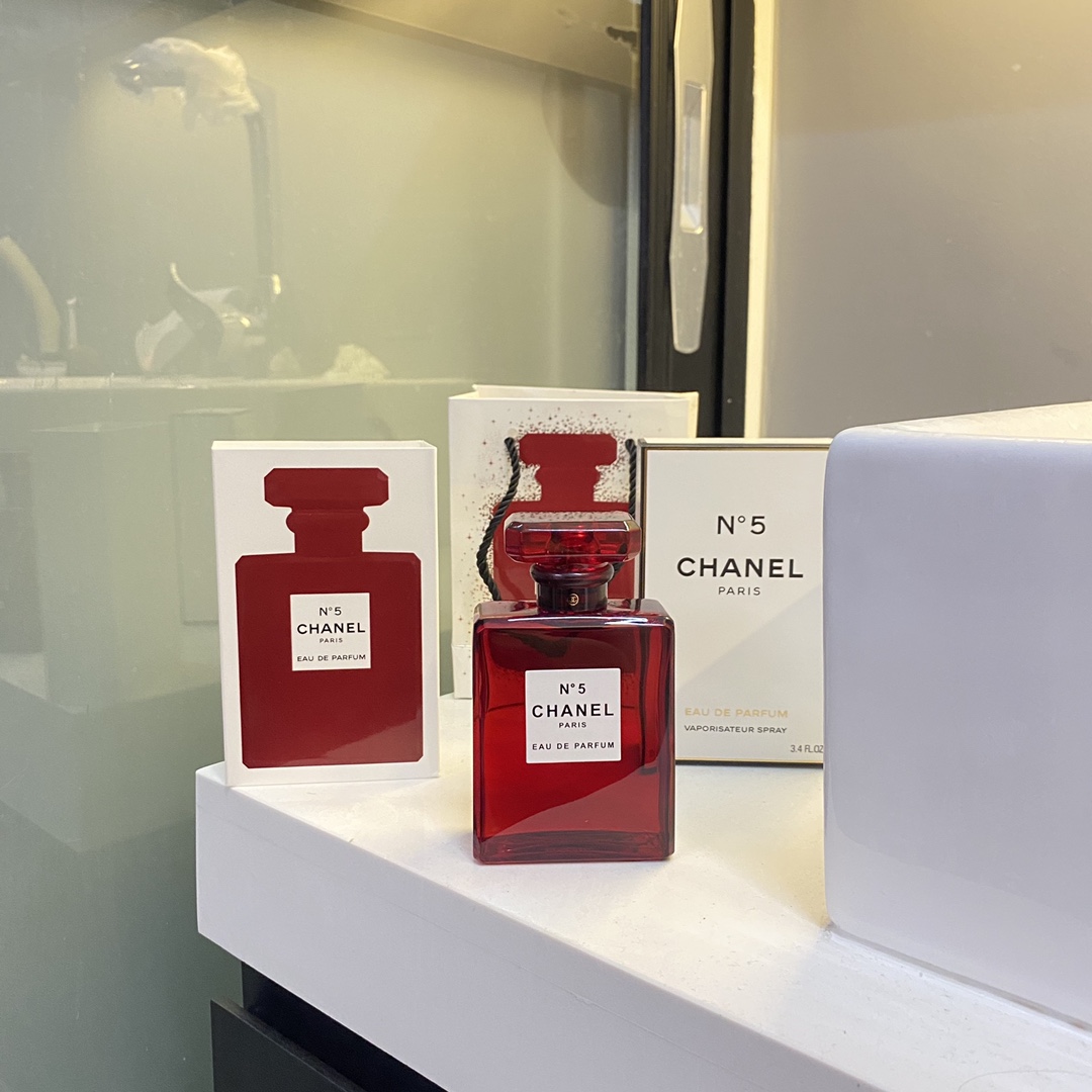 Original order quality
Chanel Christmas limited edition perfume 100ml, rich fragrance🎄Limited to 2500 bottles worldwide! Being different makes you stand out. A red bottle is given to a beautiful woman, and a beautiful woman comes home with her arms👍Monroe said: I only wear No. 5 to bed. And now the limited edition Christmas red bottle is out on the 5th‼ The red N5 perfume has been sold to everyone 😔 If she is a loyal fan of Xiaoxiang’s family, then please accept this limited edition bottle of perfume for her. - Image 3