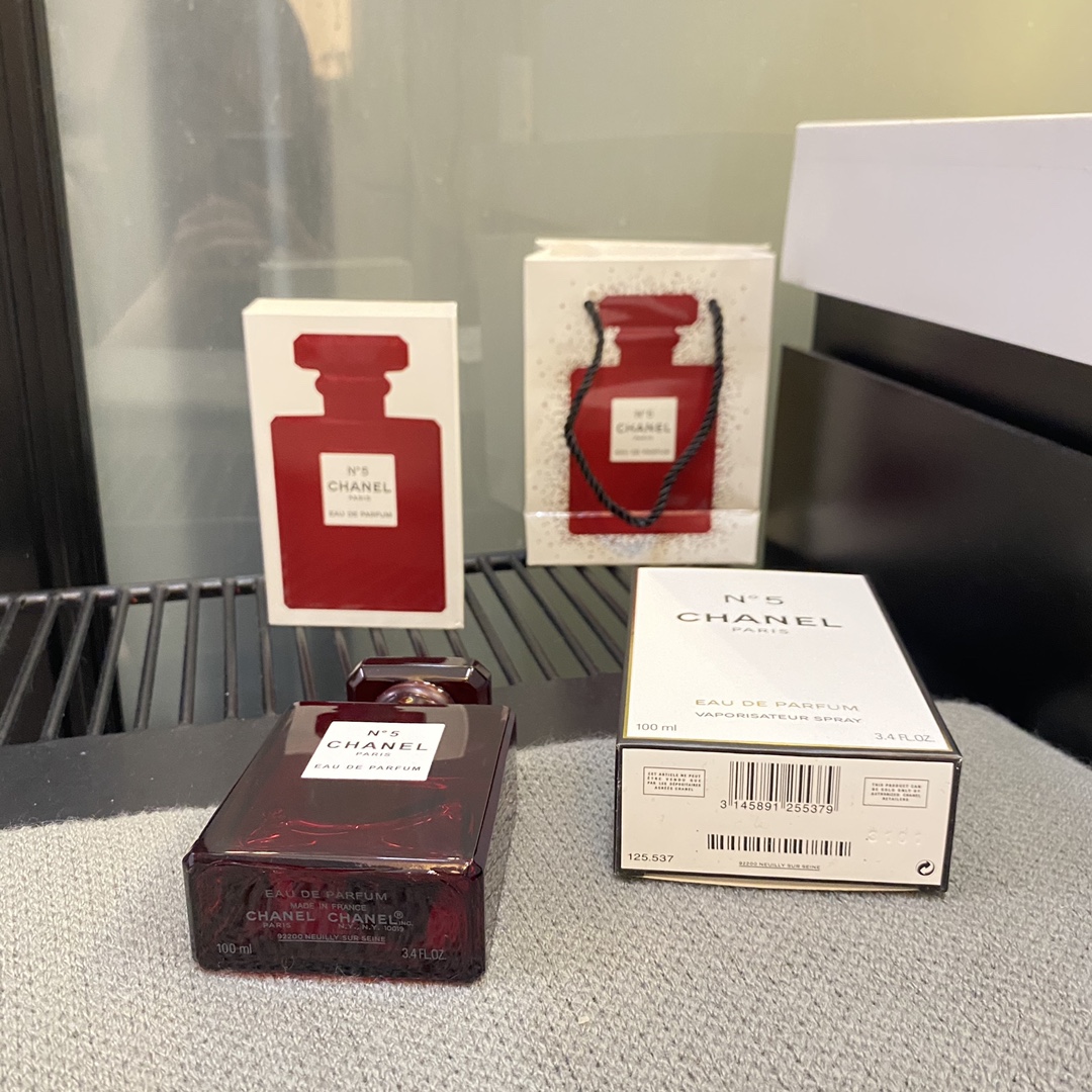 Original order quality
Chanel Christmas limited edition perfume 100ml, rich fragrance🎄Limited to 2500 bottles worldwide! Being different makes you stand out. A red bottle is given to a beautiful woman, and a beautiful woman comes home with her arms👍Monroe said: I only wear No. 5 to bed. And now the limited edition Christmas red bottle is out on the 5th‼ The red N5 perfume has been sold to everyone 😔 If she is a loyal fan of Xiaoxiang’s family, then please accept this limited edition bottle of perfume for her. - Image 5